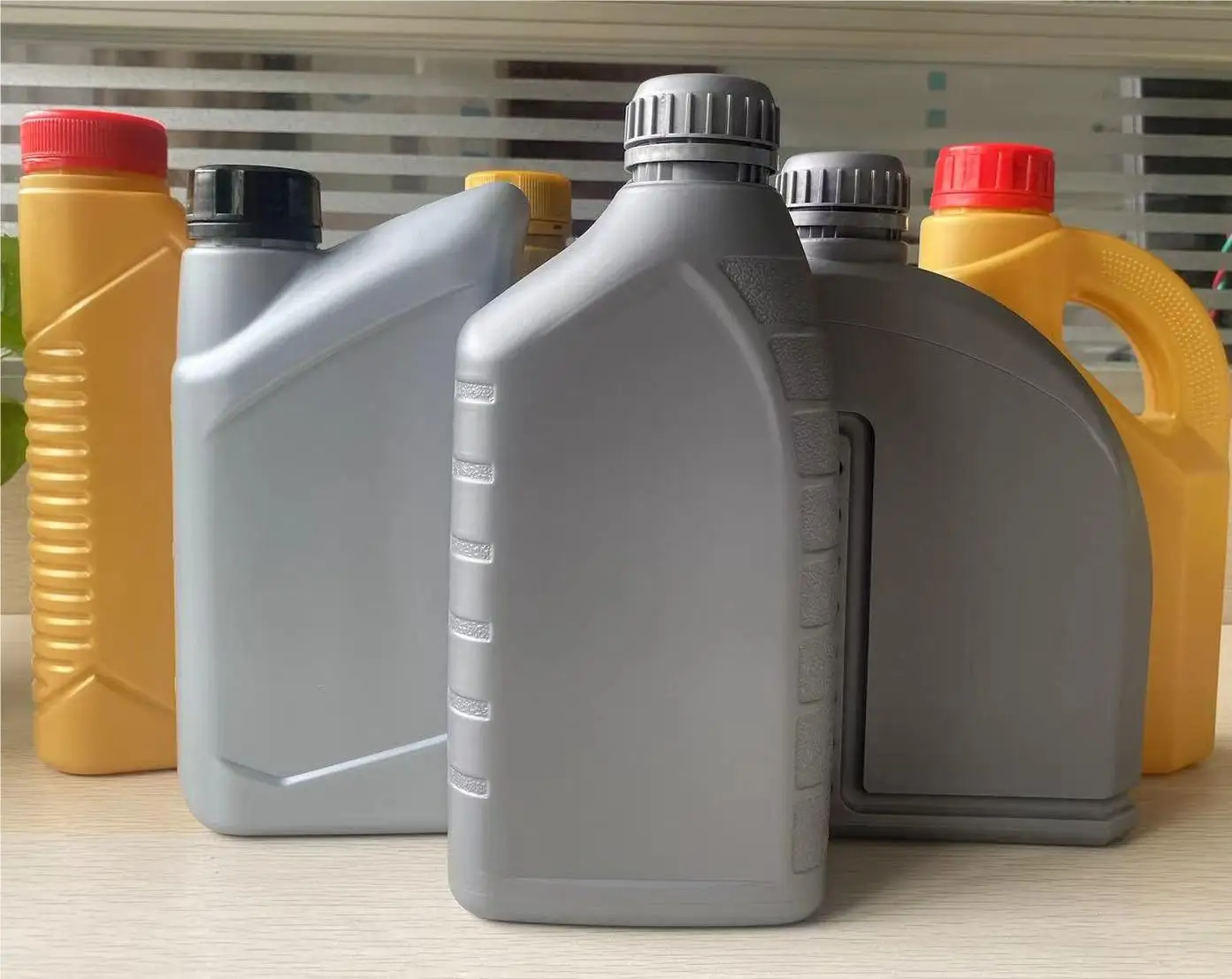 PP Wholesale engine Oil Bottle with Pour Spout empty 1l plastic engine oil bottle