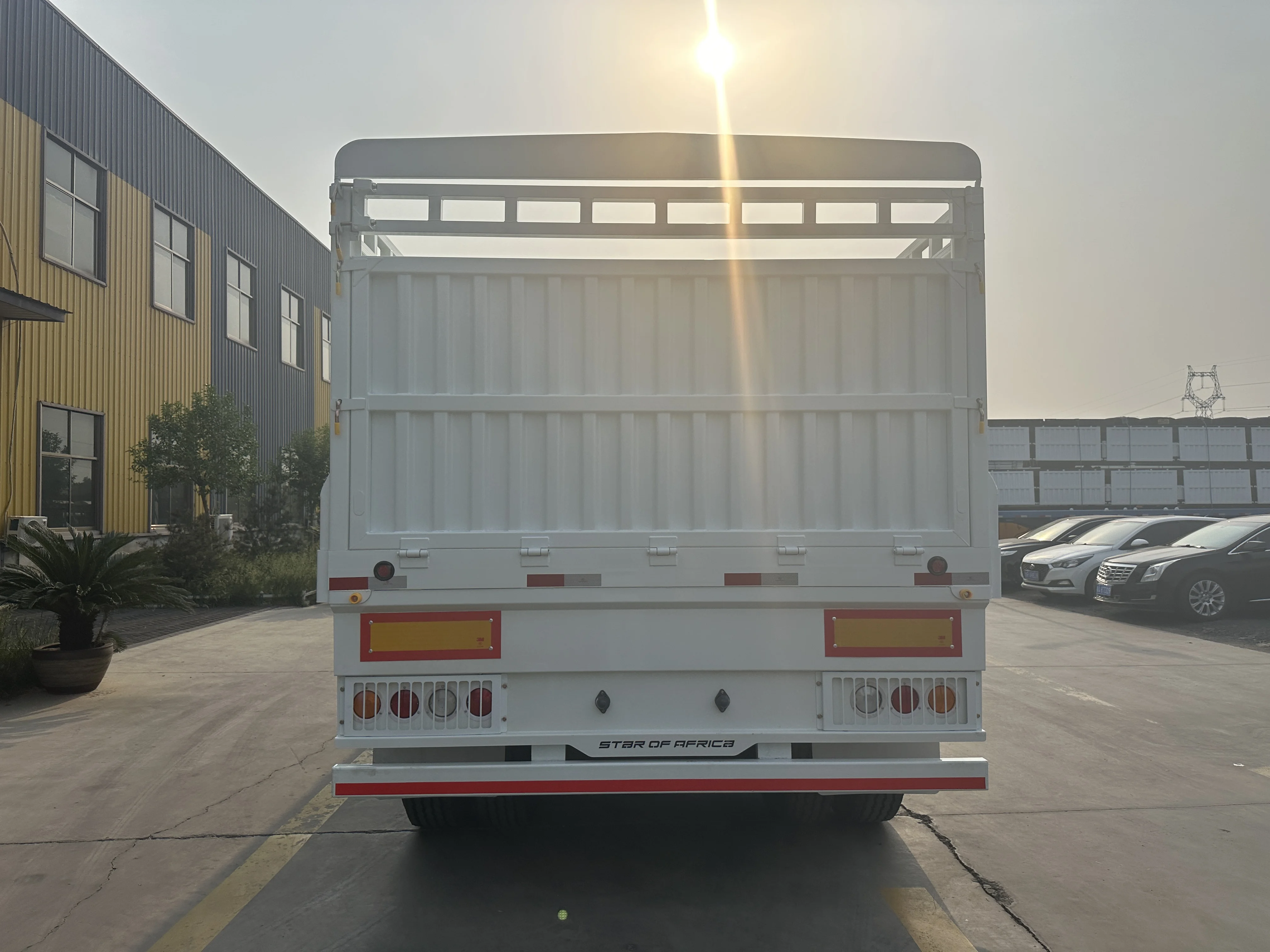 Heavy Duty 2 Axle 3 Axle Poultry Animal Transport Cattle Sheep Livestock Cargo Trailer Livestock Fence Semi Trailer for Sale