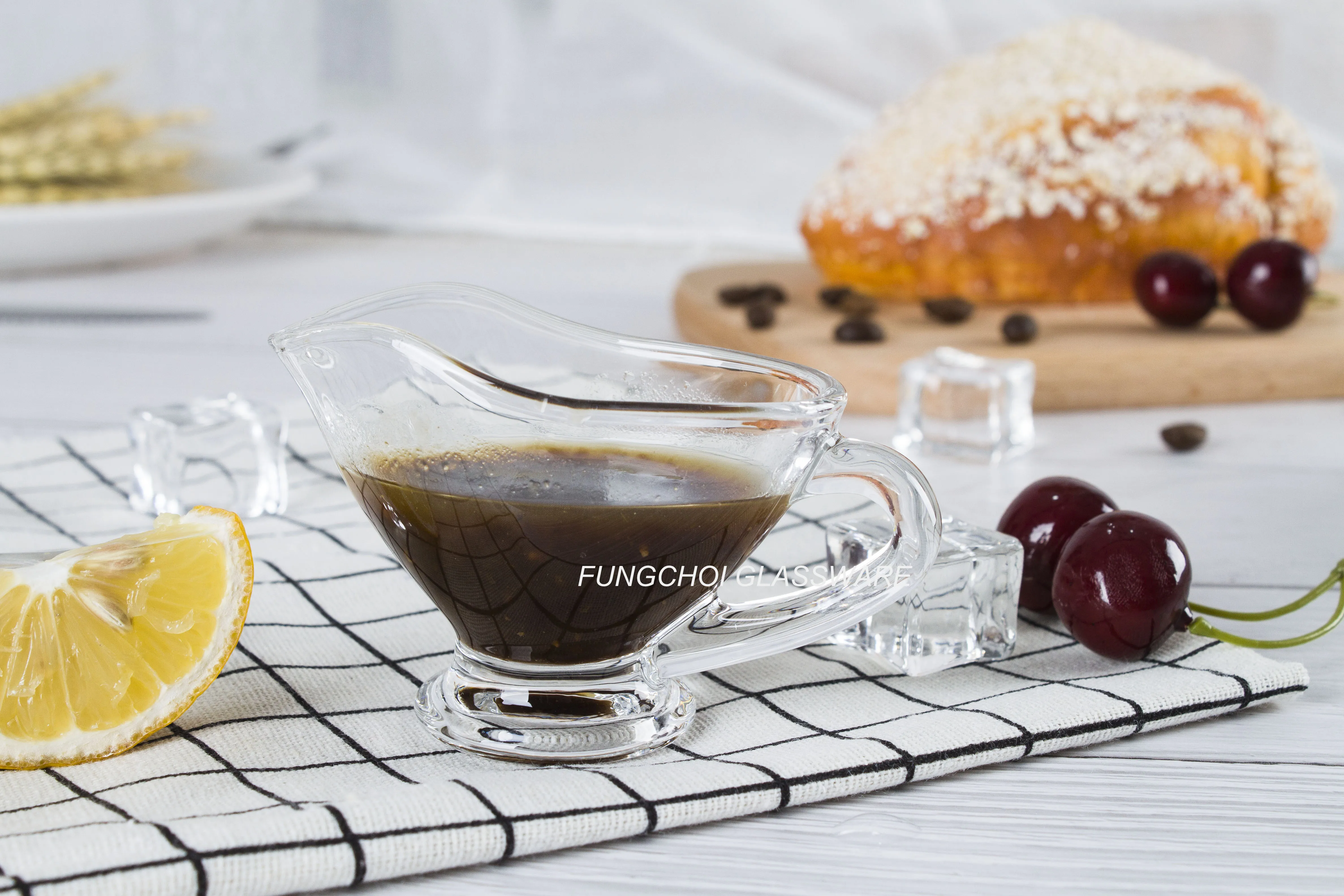 Wholesale cheap glass gravy dish household crystal sauce boat