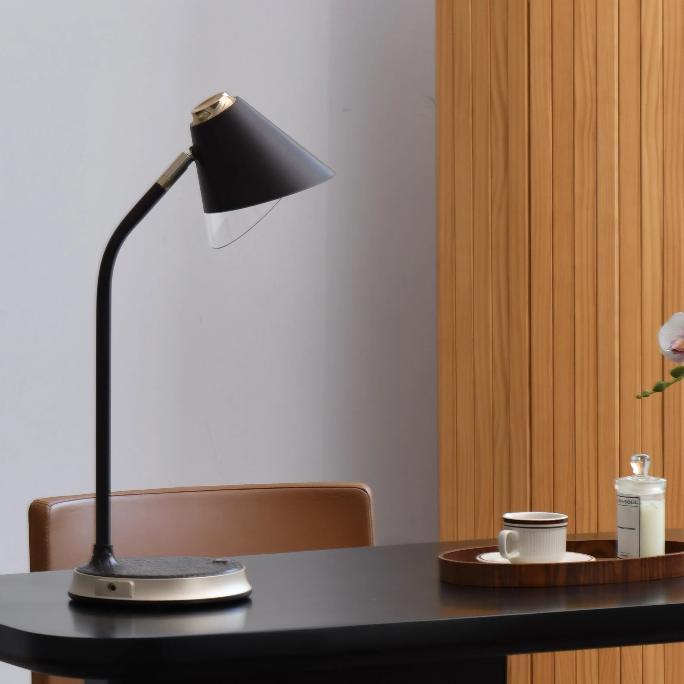 2023  New design elegant night light lamp Crocodile skin LED table lamp with wireless charger
