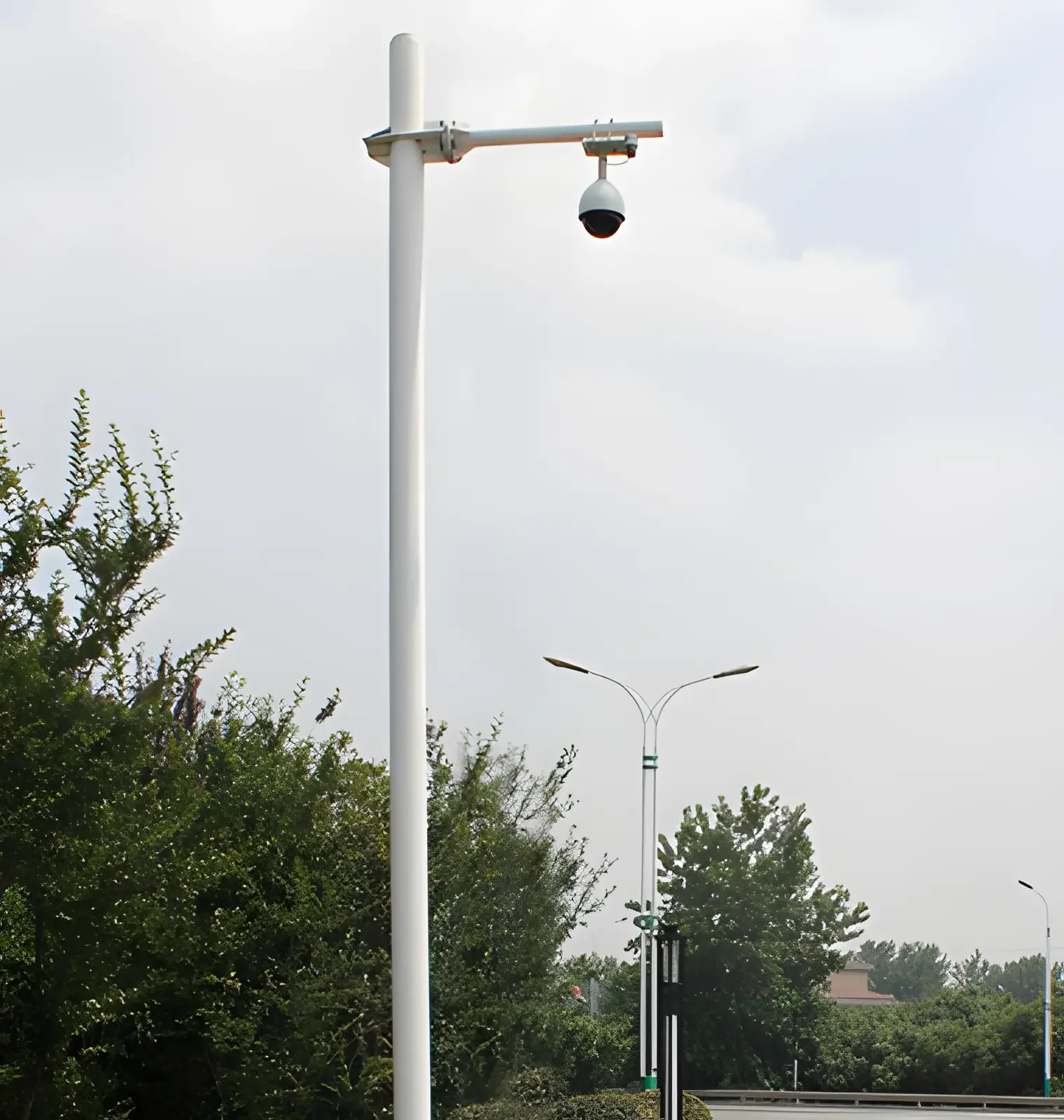 Outdoor Conical Road Hot DIP Galvanized Q235B Decorative Traffic Lights Poles With CCTV Monitor