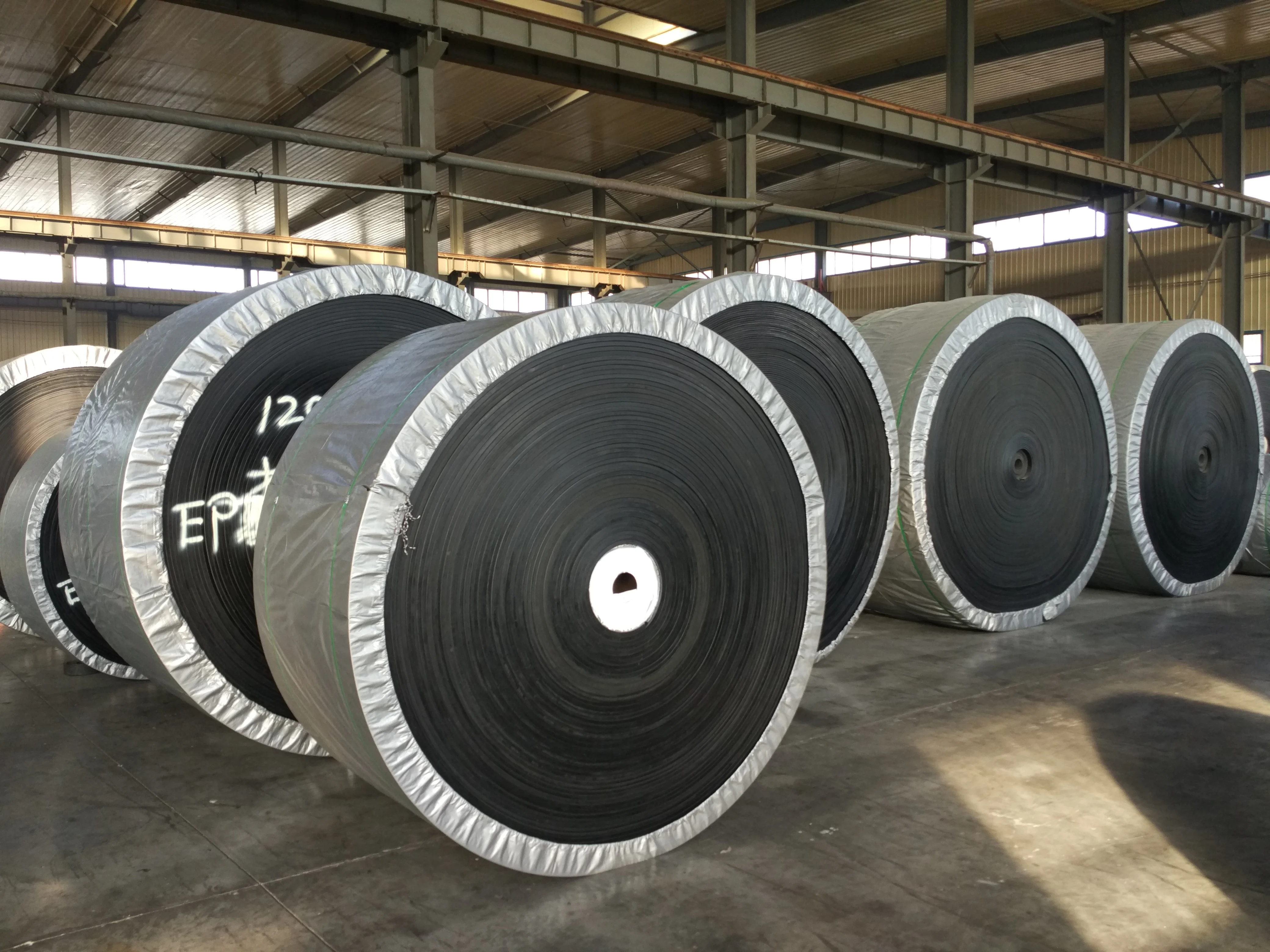 Steel wire rope core rubber conveyor belt used in mining machinery for long-distance transportation of materials conveyor belt