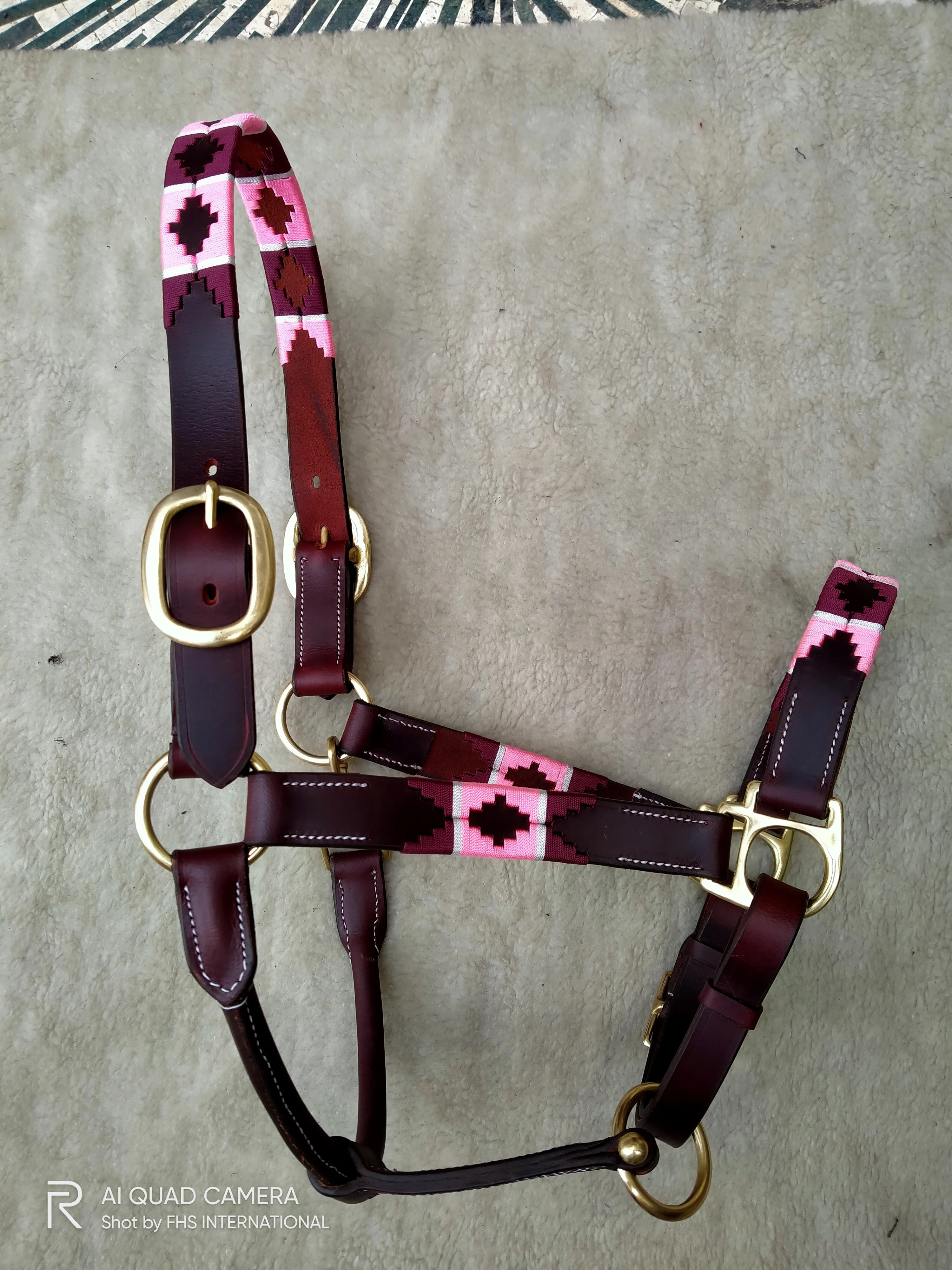 Лучшее качество-кожаная поло с лямкой на шее-уникальная комбинация-каштановый коричневый кожаный с розовыми и бордовыми нитями