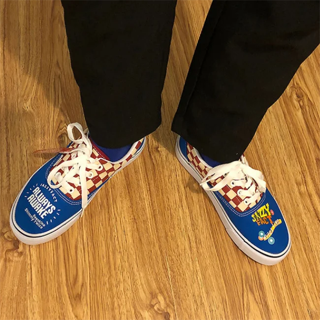 2021 New sneakers Hand-Painted Graffiti Canvas Shoes Ladies Ins Plaid Couple Skateboard Shoes for men and women