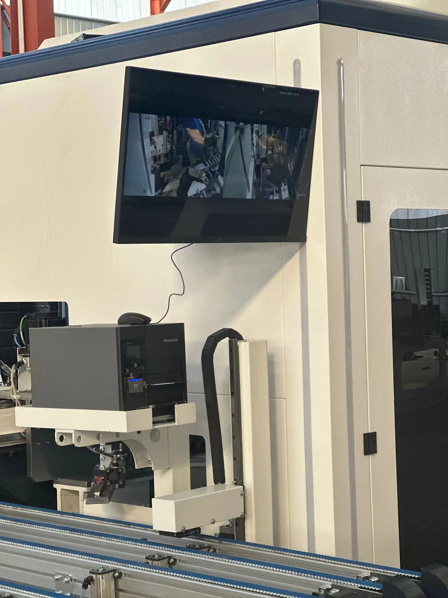 CNC сверлильный и фрезерный обрабатывающий центр для алюминиевого профиля