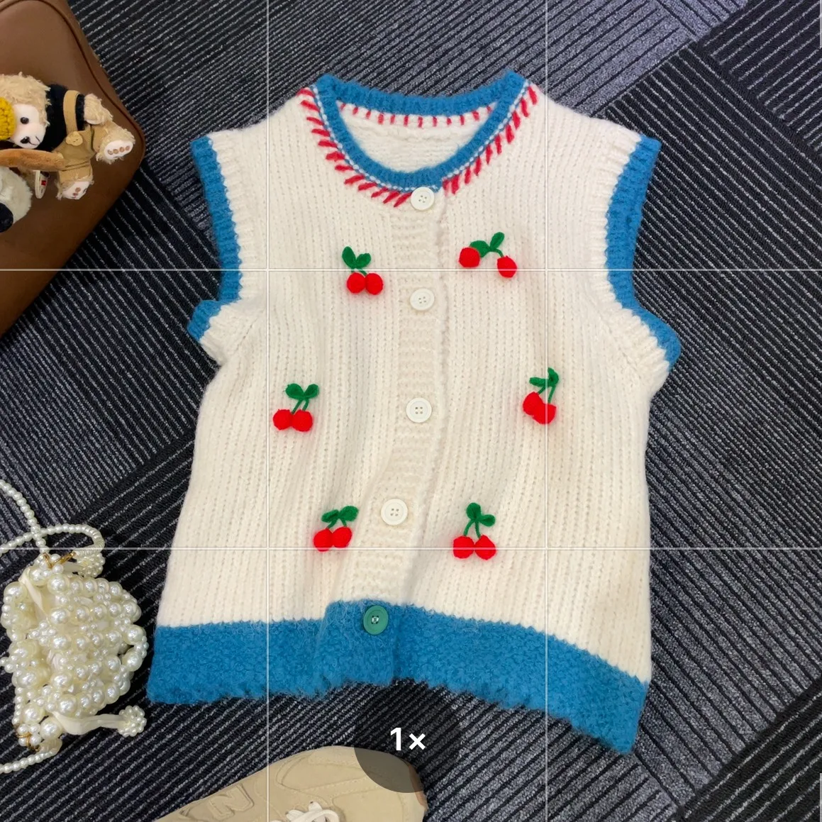 SHEN HOME With Good After-Sale Service   3D Cherry Contrasting Sleeveless Knitted Vest