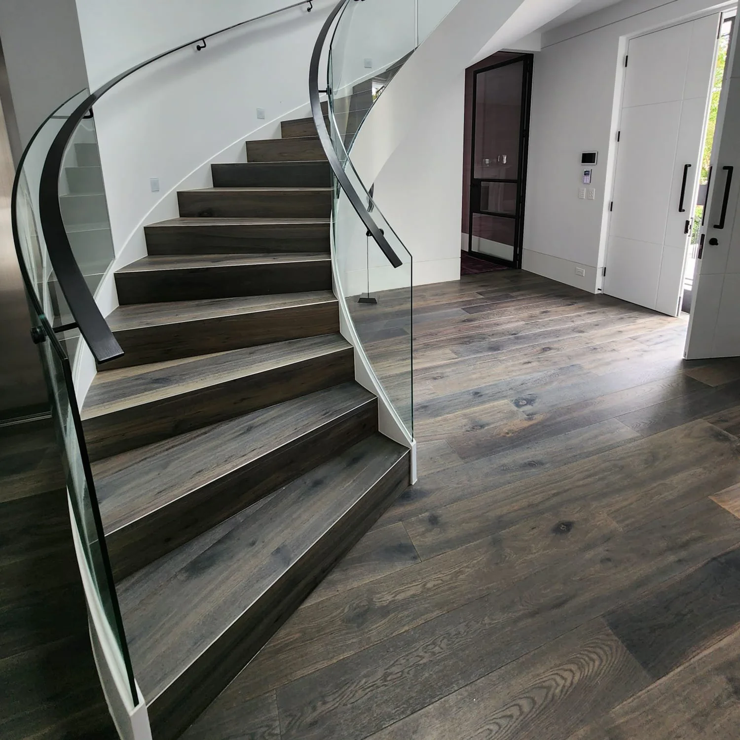 High Quality Modern Indoor Curved Staircase Interior ceramic stair step curved Stairs with Glass Railing stairs for small houses