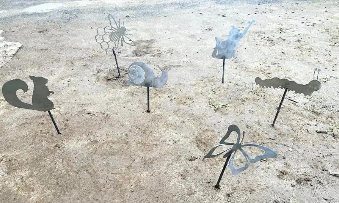 Metal Bee Garden Stake Honeycomb Bee Garden Art Bumblebee Yard Art Metal Flower bed Decor Outdoor Insect Sign