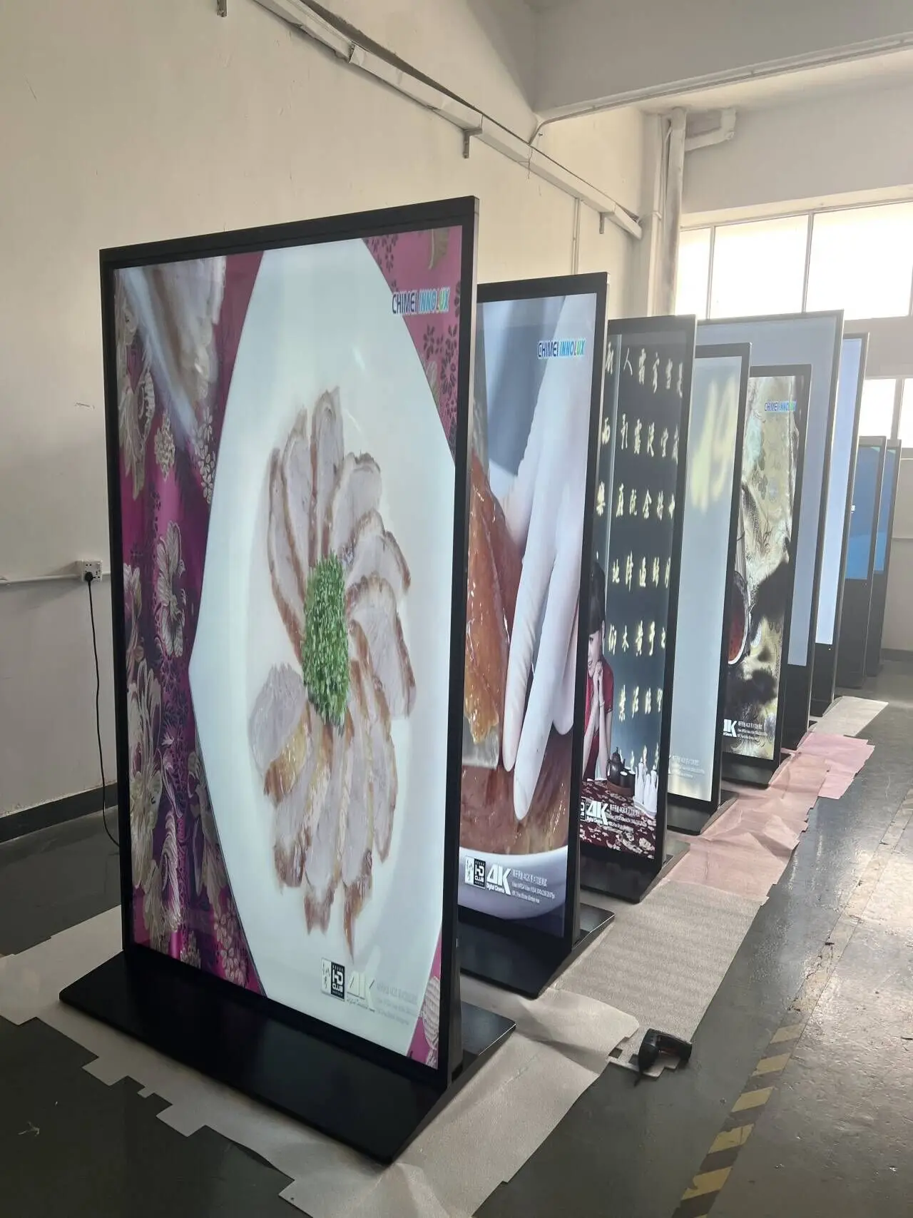 High quality 75 Inch 85inch Totem 4K Advertising Display Screen Android and CMS remote control for shopping mall