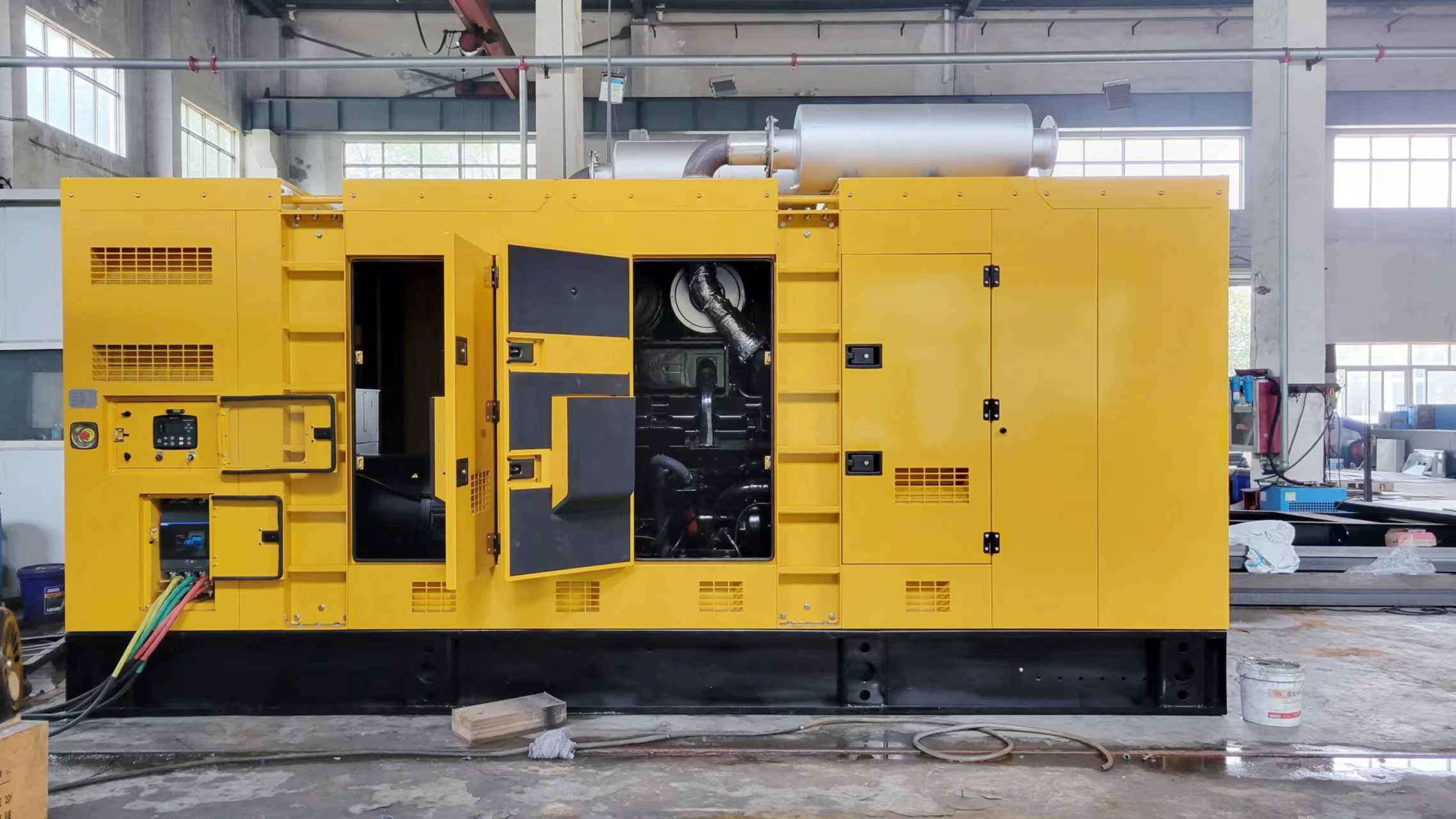 Powered by Cummins engine KTA38-G2 silent type 600kw 750kva diesel generator set