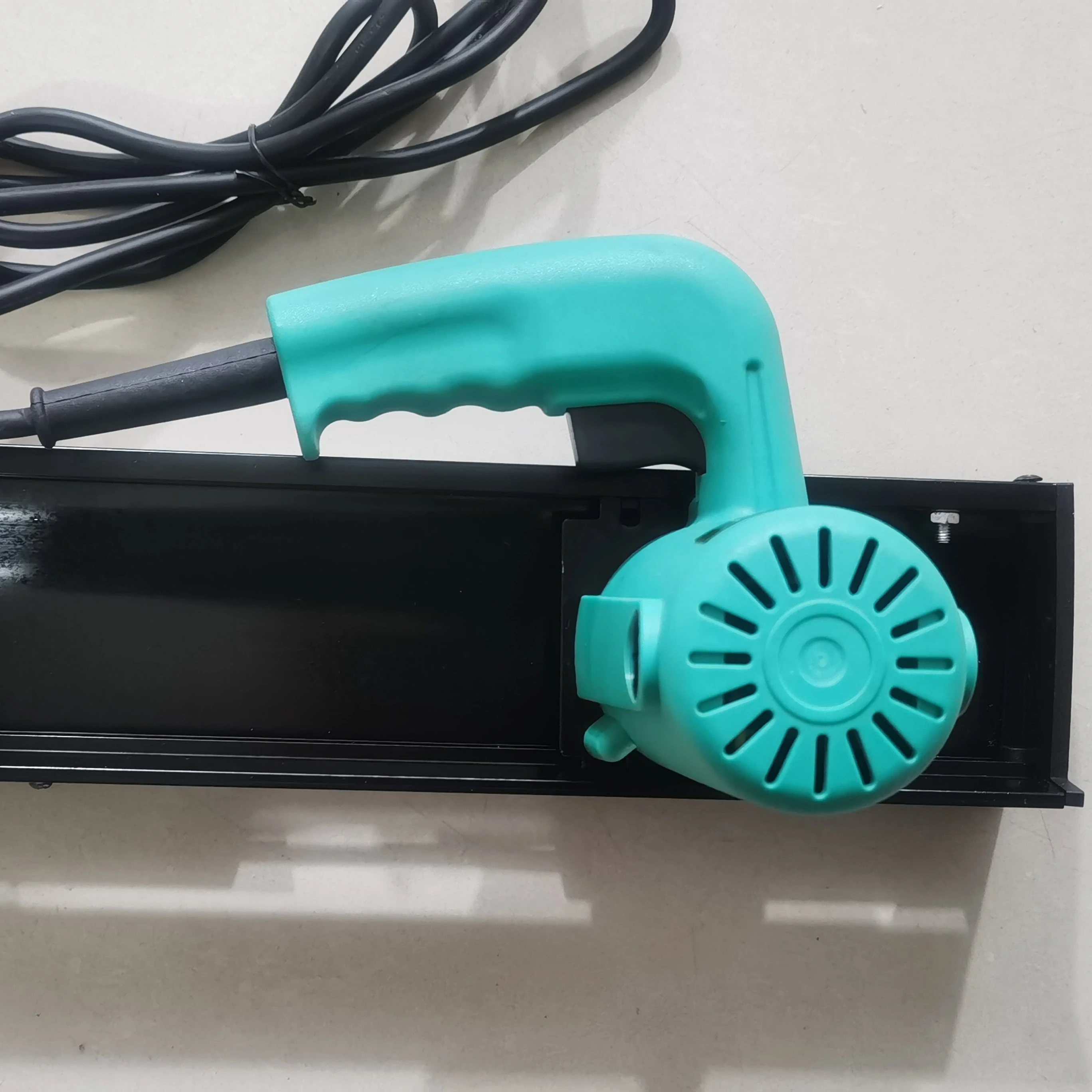 Manual cleaning machine for v port of plastic steel doors and Windows