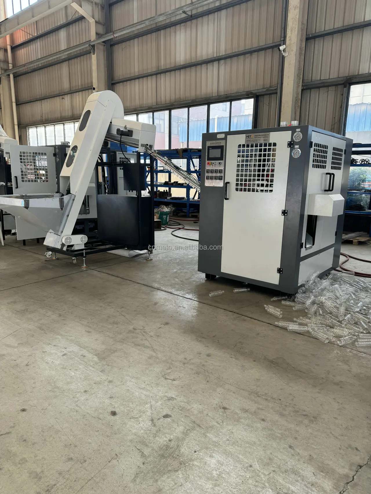 Fully Automatic PET Bottle Making Machine 2 Cavity Beverage Bottle Stretch Blow Moulding Machine with PLC Pump Motor Low Cost