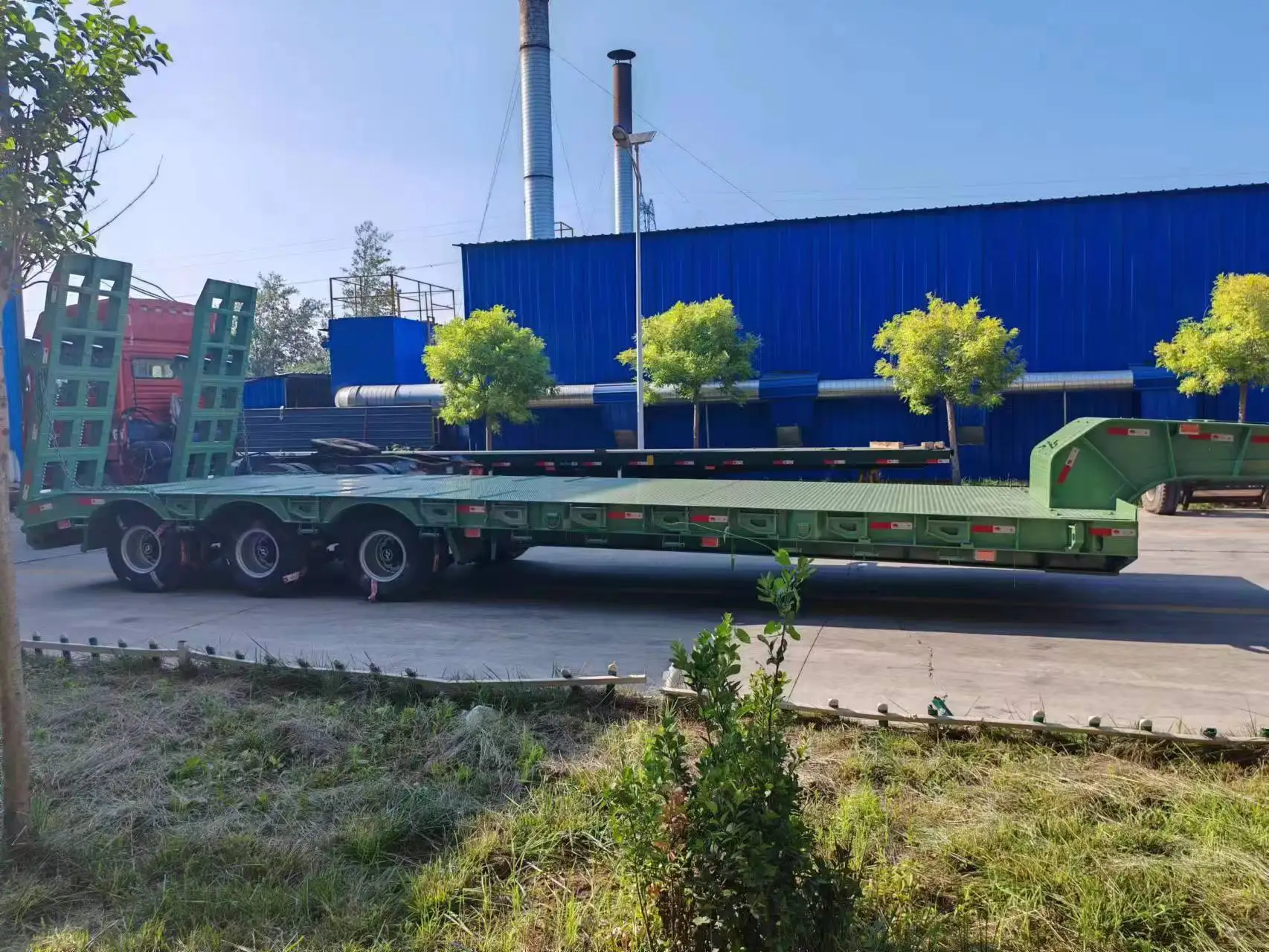 JianXing Brand 3axle Green Gooseneck Container Lowbed Semi Trailer 50Ton 60Ton Heavy Equipment Transport Semi Trailer for Sale