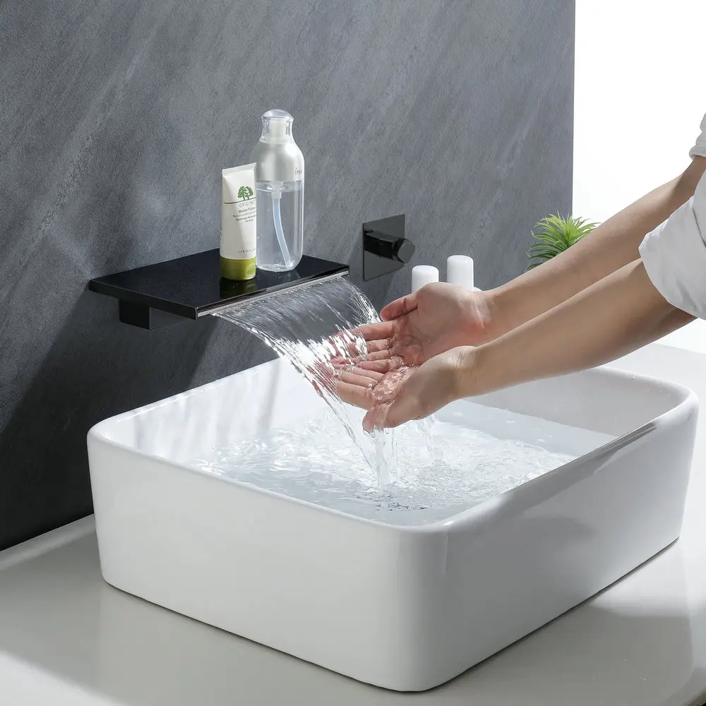 Роскошный смеситель для умывальника «Водопад» над стойкой матовый черный и золотой цвет щетки