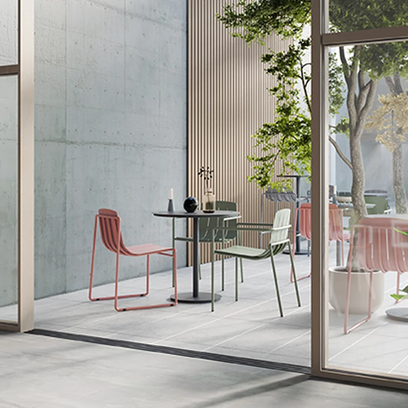 Мебель для кафе Foshan, красный металлический Штабелируемый ресторанный набор обеденных стульев для улицы