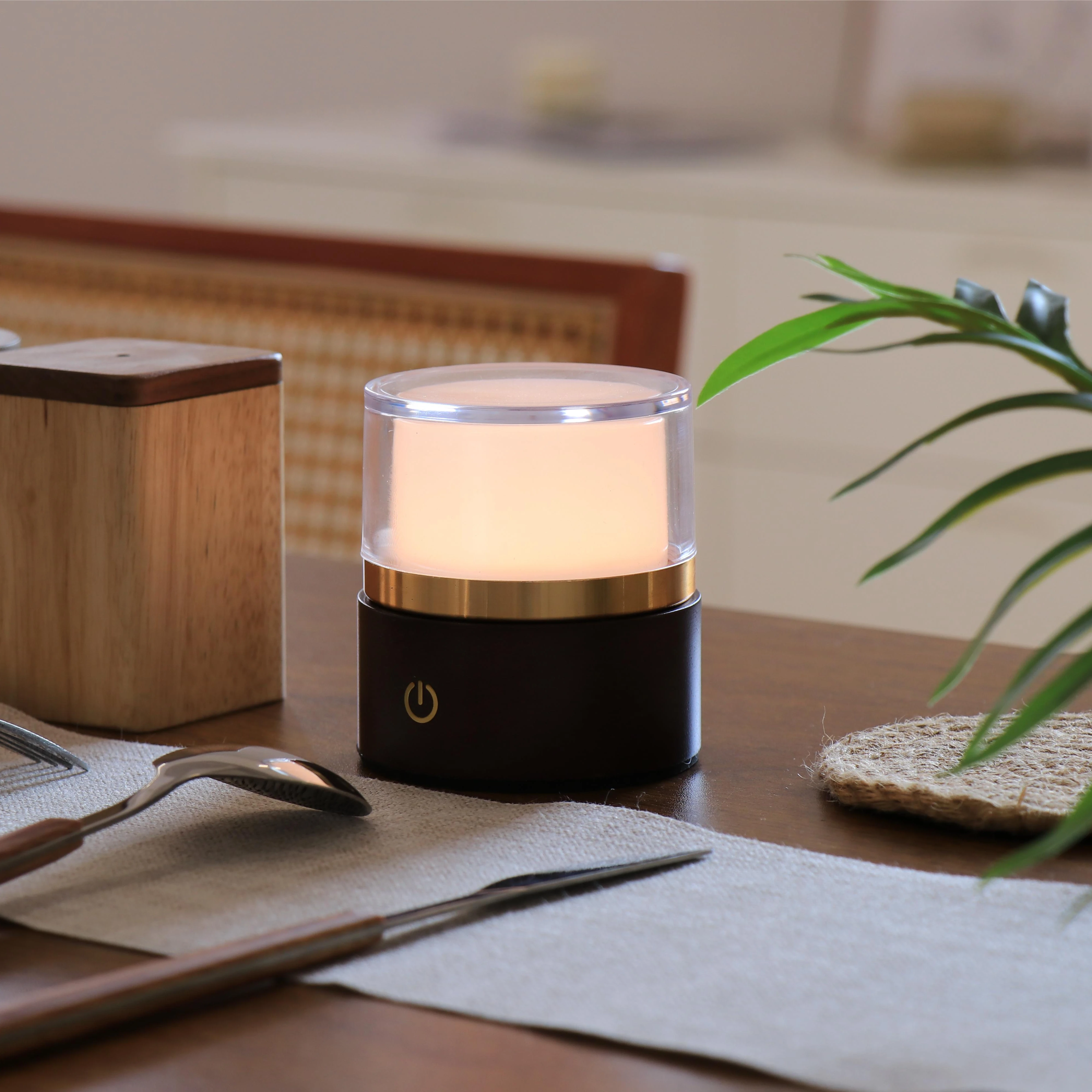 Wholesale low MOQ  portable rechargeable touch LED cordless atmosphere table lamp for bar and restaurant