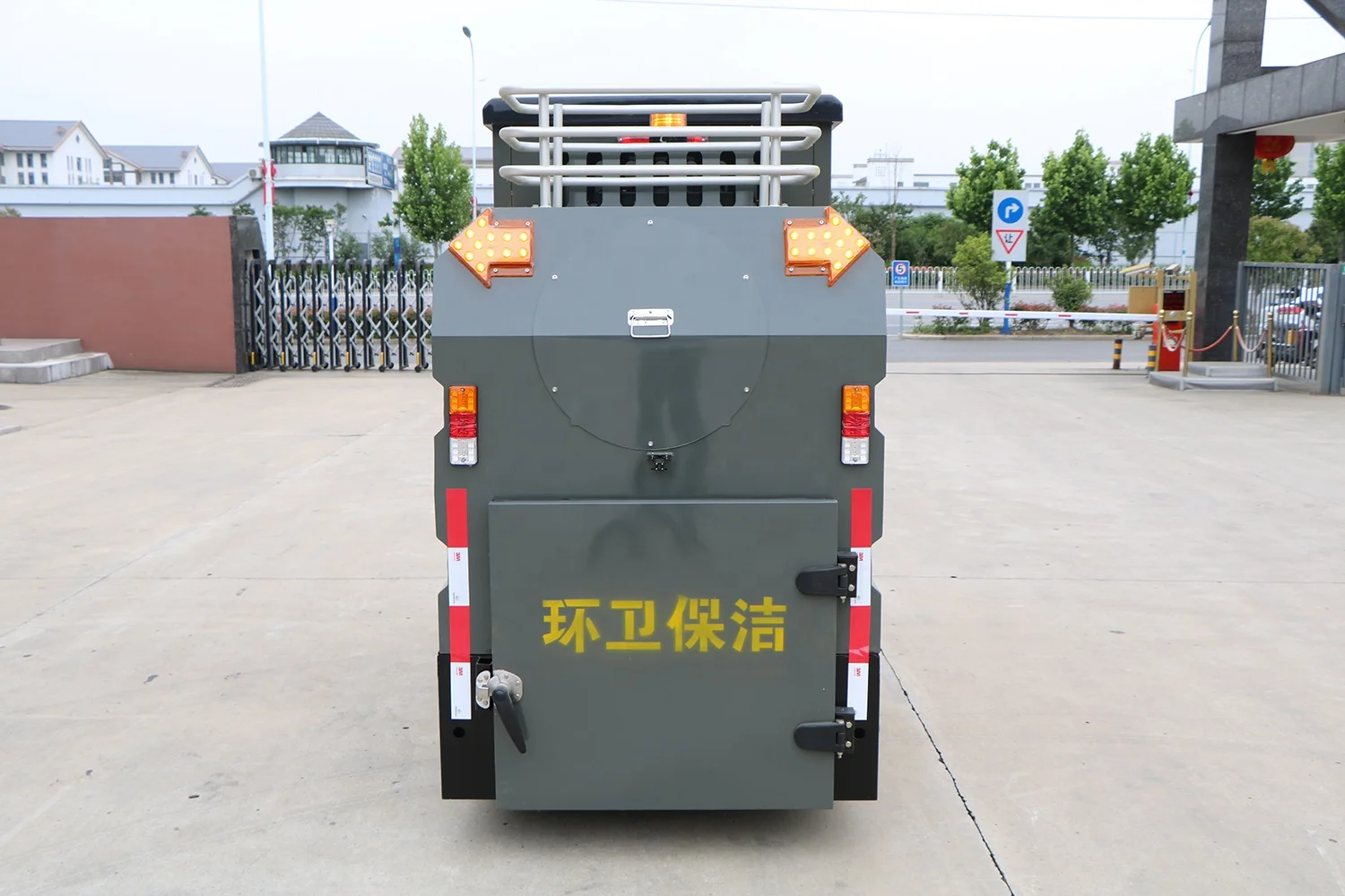 Full Closed Cabin Automatic Mini Street Tractor Outdoor Vacuum Dust Cleaner Road Sweeper