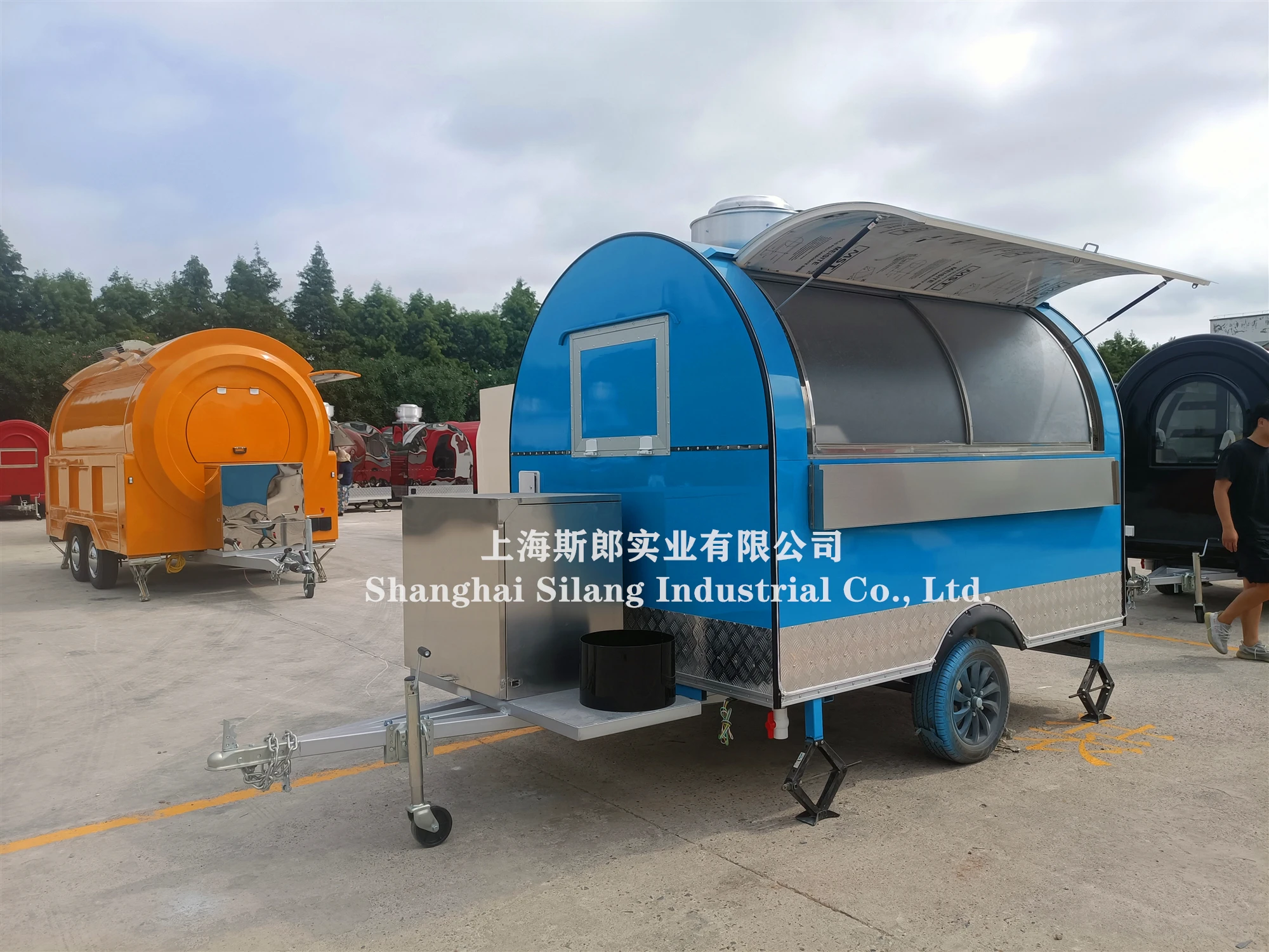 Blue round food trailer, closed Canadian standard mobile food caravan catering trailer