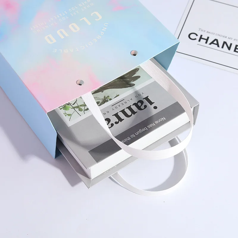 Recyclable white Kraft paper bag laminated luxury paper packaging clothes bag with handle for gift