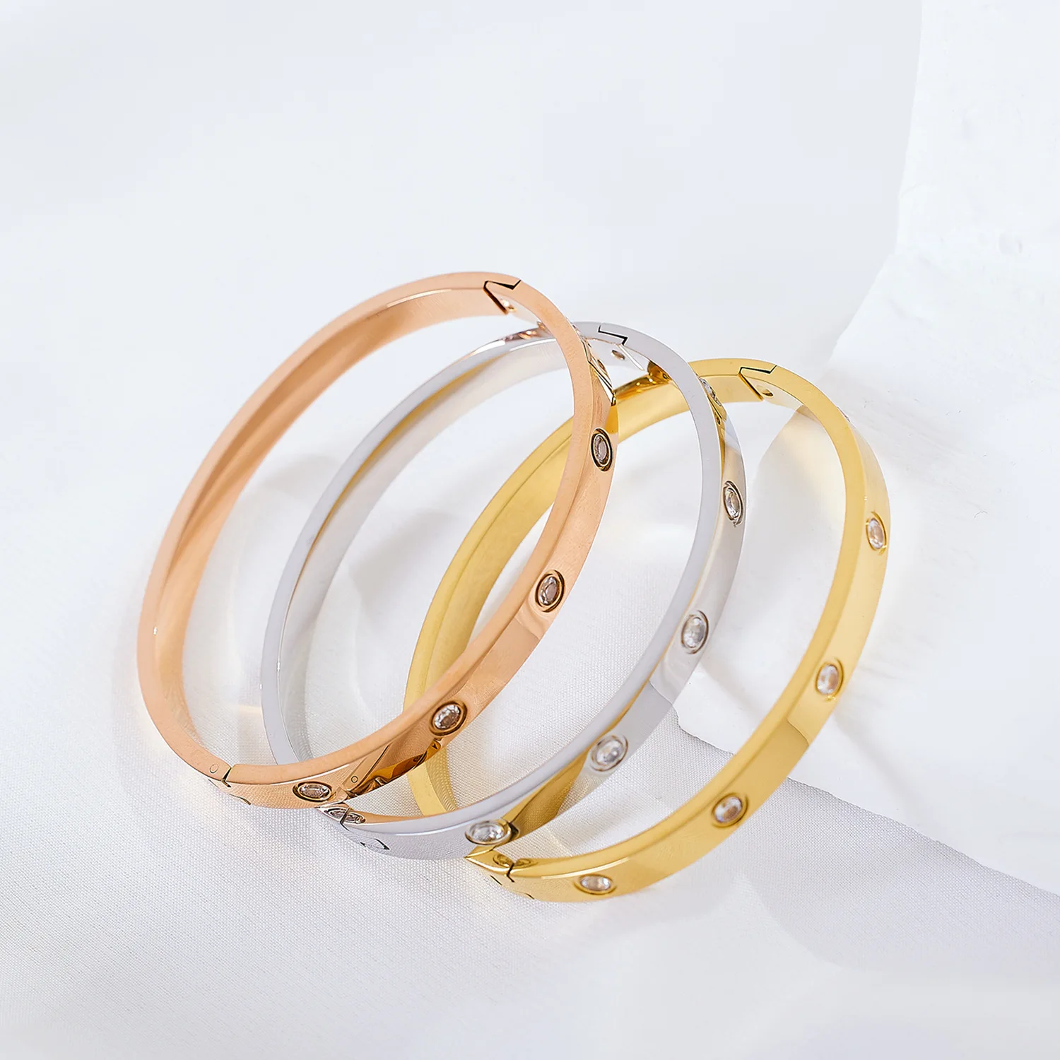 Luxury New Design Zircon Non Tarnish 18k Gold Plated Stainless Steel Cuff Waterproof Fashion Jewelry Bracelets Bangle