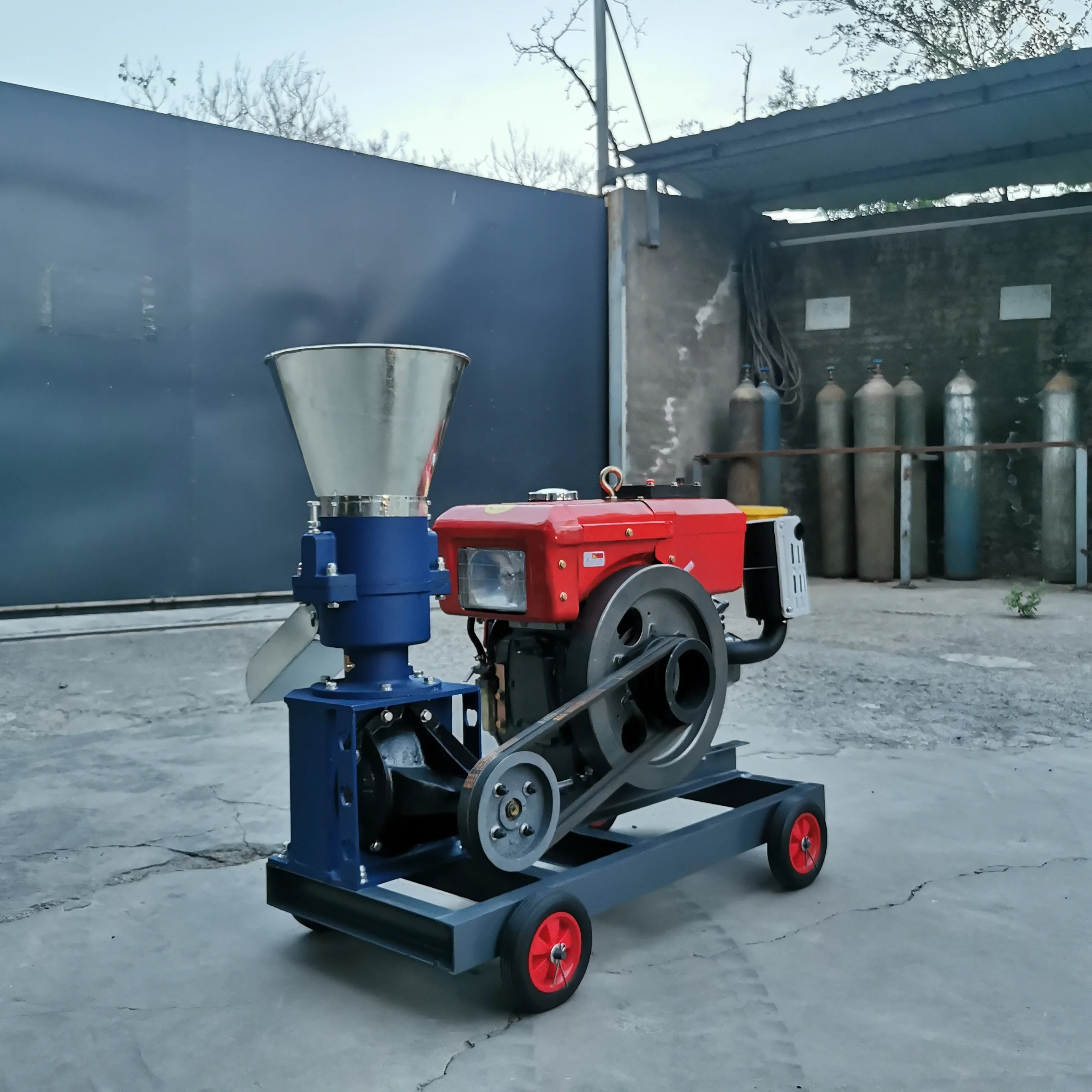 Farm use household 2.5mm 3mm 4mm 8mm small farm use chicken feed making machine fish feed extruder pellet machine for tractorPTO