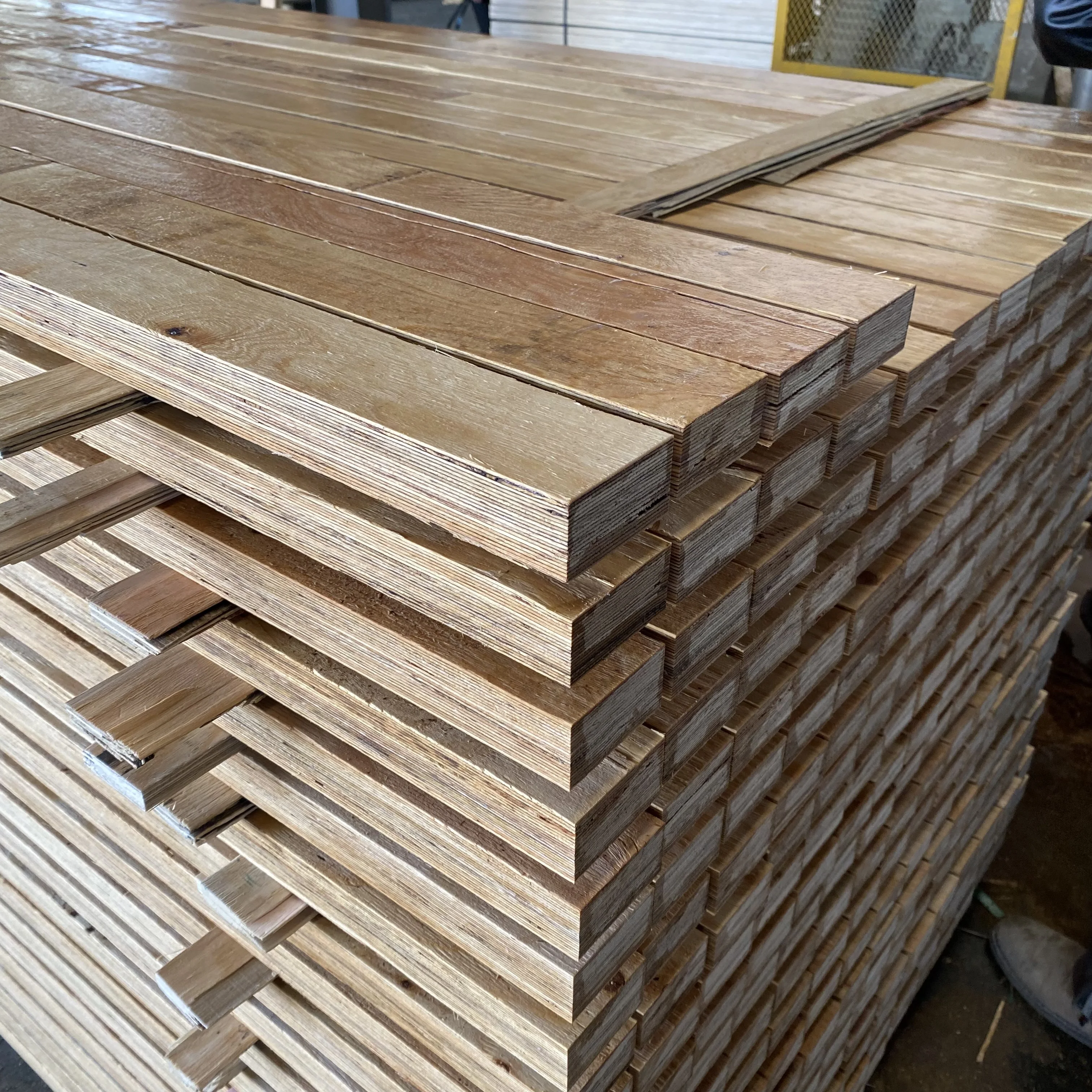 Plywood type Chinese Suppliers yeluwood pine LVL glulam beams wooden laminated beams for bridge house building Structural