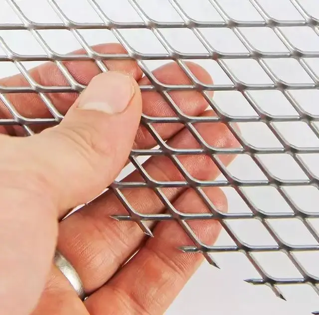2023 PVC Coated or Galvanized  Iron Wire Welded Chain link Wire Mesh Roll for Farm Garden Fence