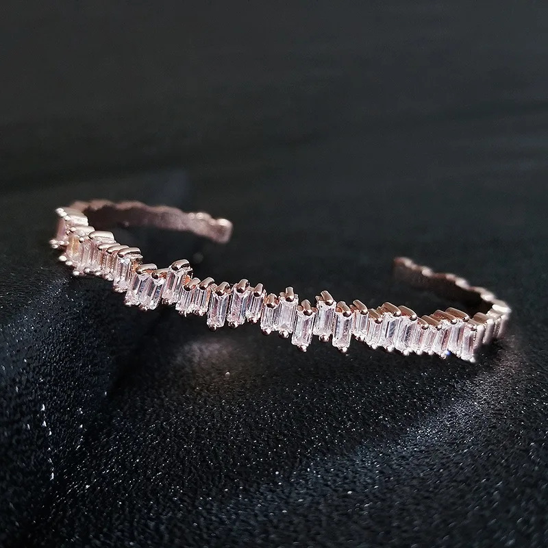 Light luxury micro-encrusted zircon ladies simple hand jewelry fashion bracelet