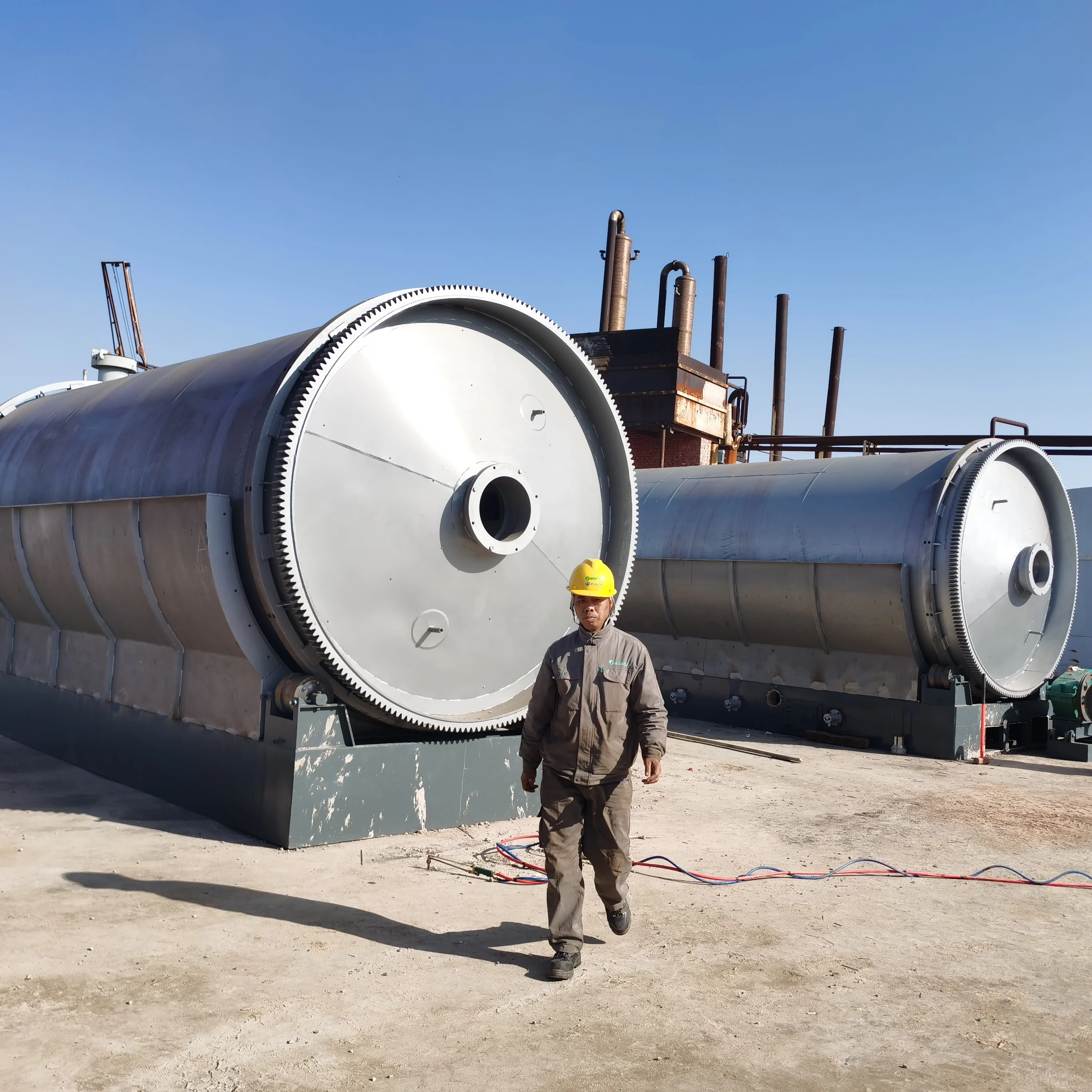 Beston Group automatic waste tyre recycling machine pyrolysis tyre to fuel oil reactor for sale