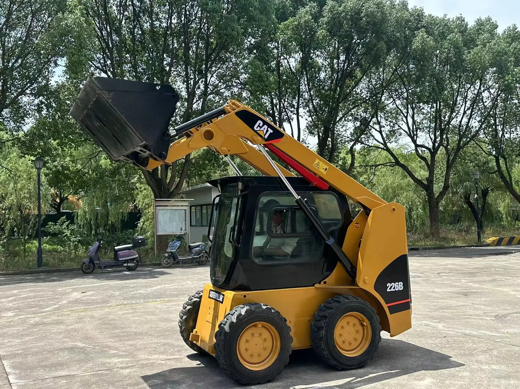 Недорогая гусеничная машина погрузчик с бортовым погрузчиком cat 226b продажа