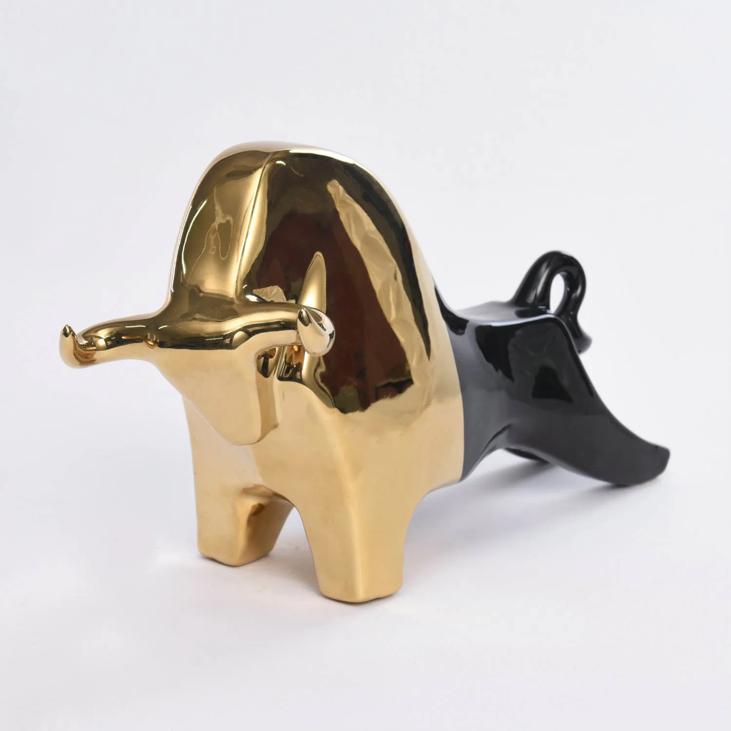 Wholesale handmade ceramic crafts, animal art, ceramic bull statue decoration, ceramic home decor