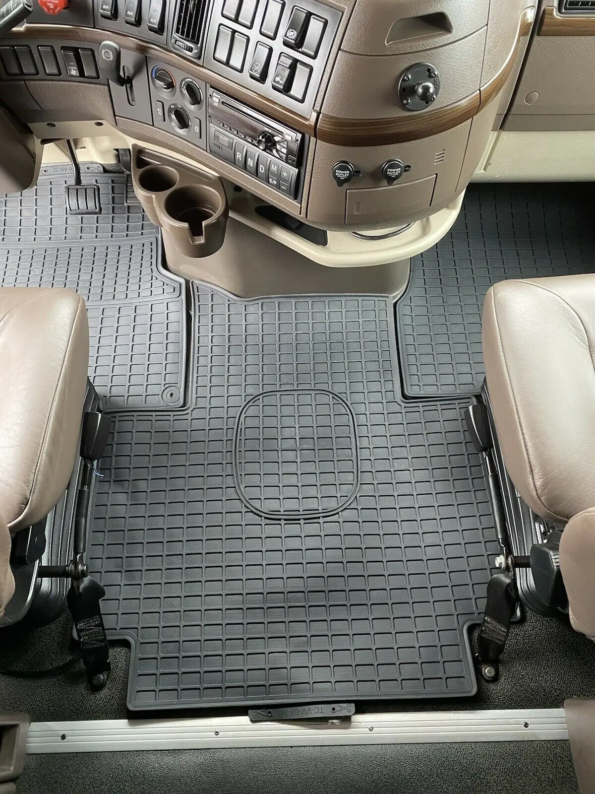 All Weather Durable 2D Latex/PVC/Rubber Truck Mat Car Mat for International 4100 4200 4300 4400 7300 7400 7500 8500 MV607 MV60H