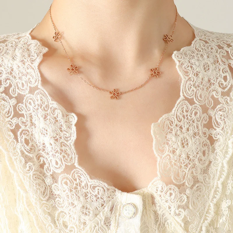 Wholesale Design Small Daisy Flower Chain Necklace Women Stainless Steel 18K Gold Plated Jewelry Necklace