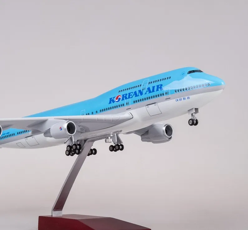 1/150 Korean Air Airbus 380 Boeing 747 ABS resin commercial passenger aircraft model with wheel lights