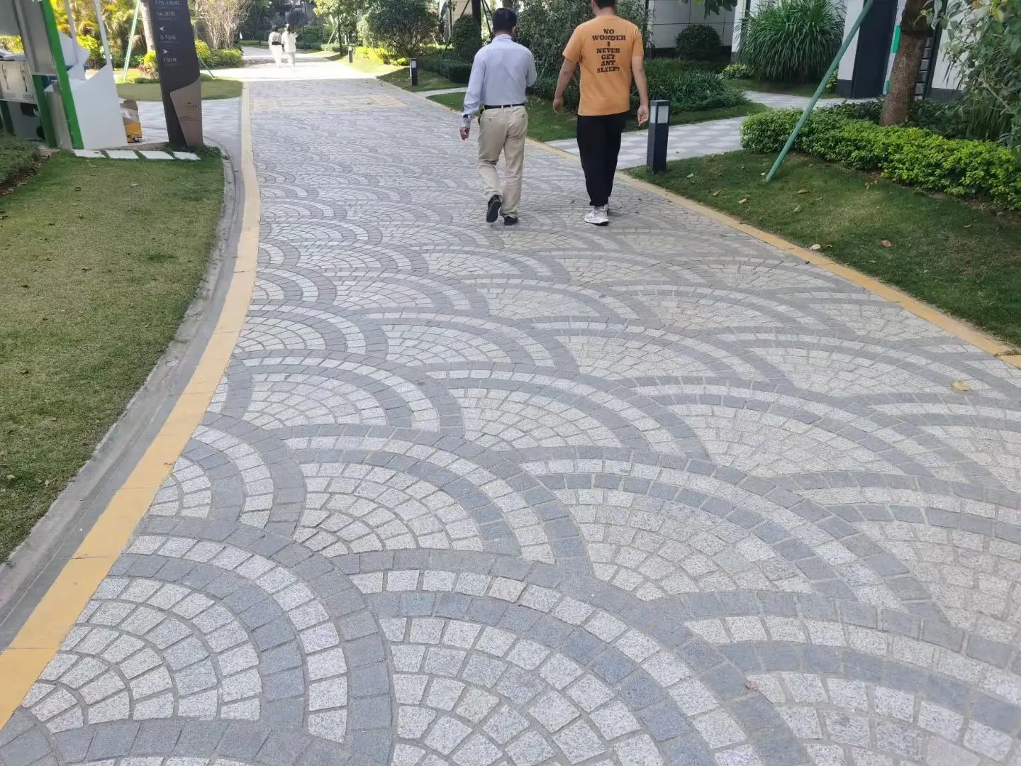 50MM Thick Driveway Flamed Paving Stones Modern Design Black Granite Cobblestone Outdoor Application Fan Shape Mesh Stone