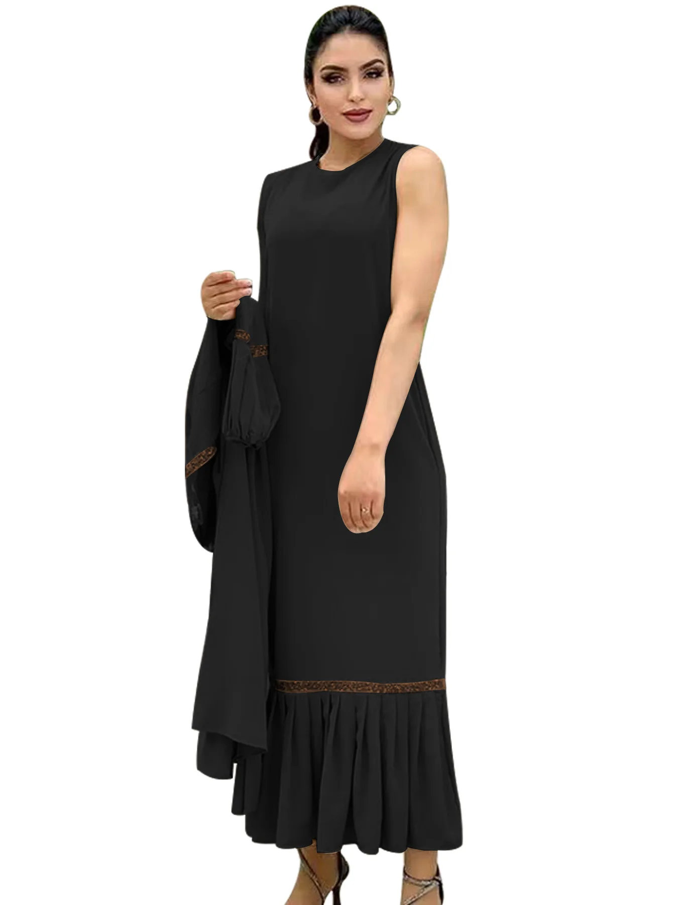 A trendy and elegant Middle Eastern dress paired with a popular new colored pearl in Europe and the United States