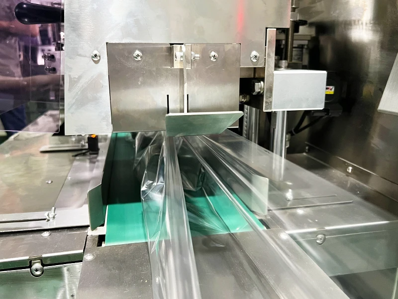 Automatic Reciprocating motion film running high speed fresh vegetables fruits food packing machine