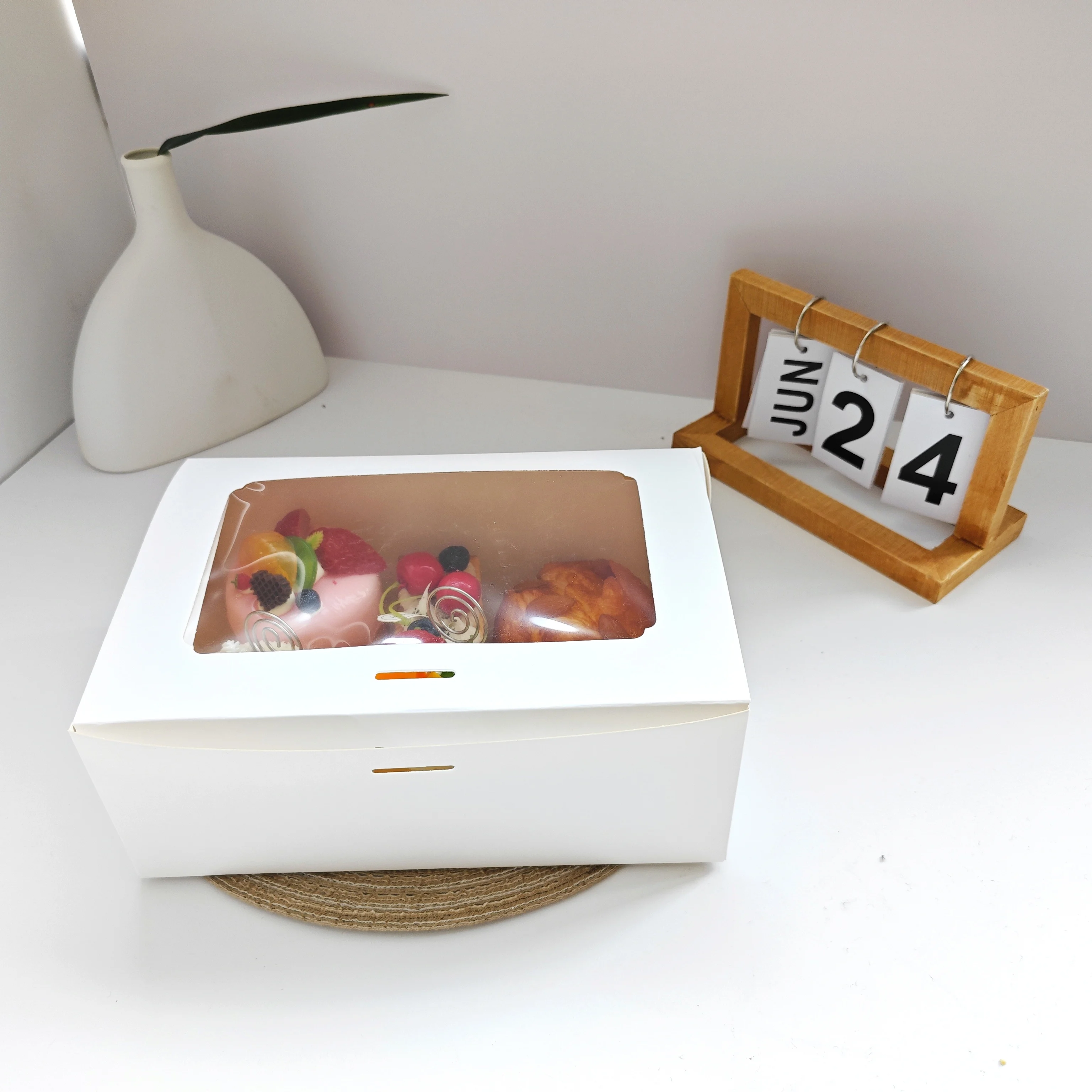 Коробка для выпечки тортов 12x12x6 с прозрачным окном Настраиваемые папки картона пищевых продуктов золотой фольги и тиснения варианты печати