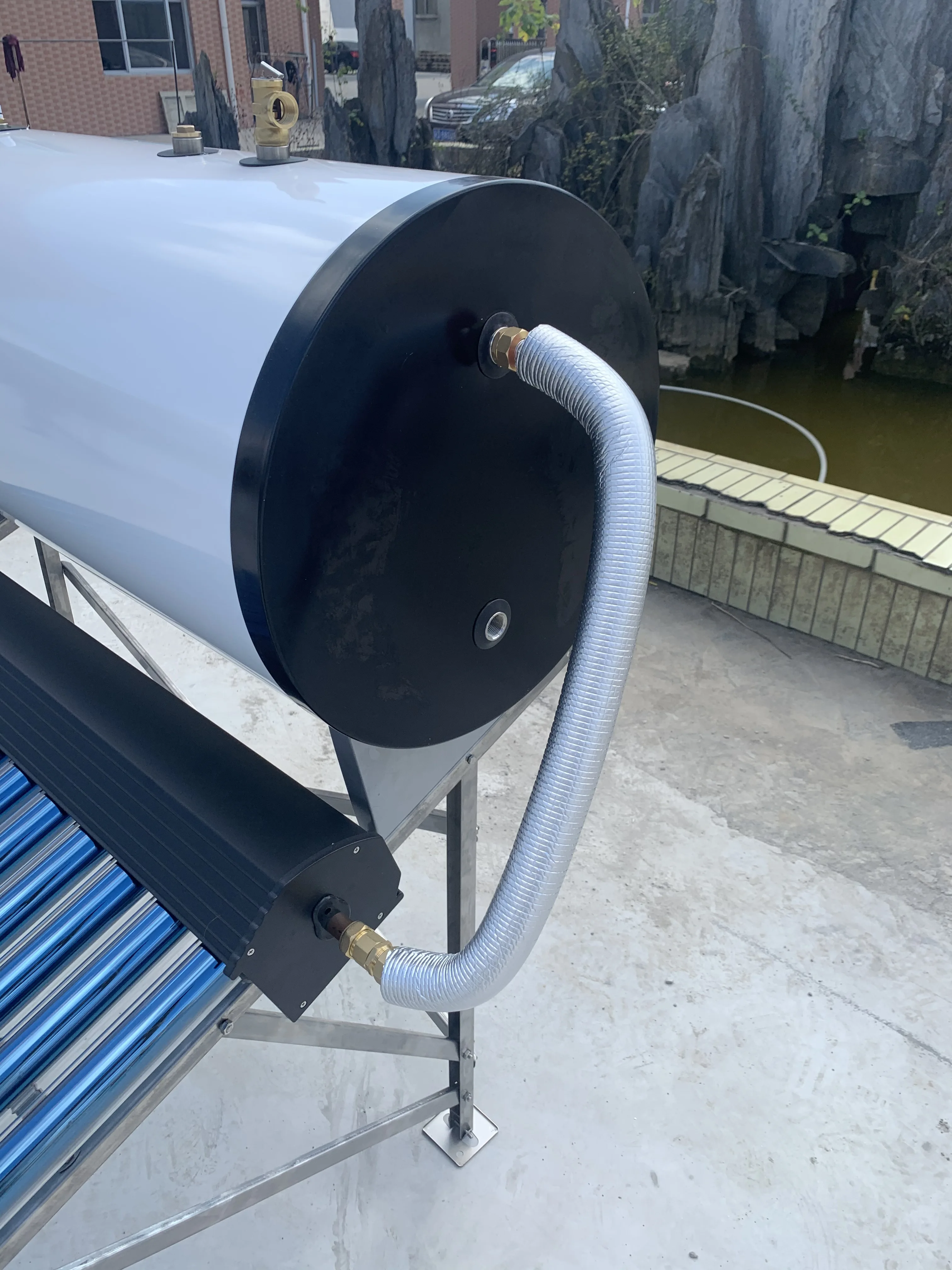 Compact pressure solar water heater separate tank with heat pipe collector High Efficiency