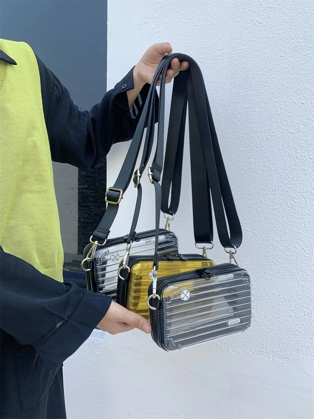 Hot Sell Factory Price Dongguan 7 inch ABS+PC Material Cosmetic Case Hand Carry Trolley Bag Beauty Case Woman Toilet Bag