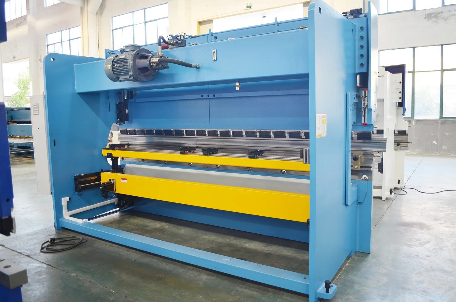 
sheet metal hydraulic break forming press brake machinery with delem cybelec estun 