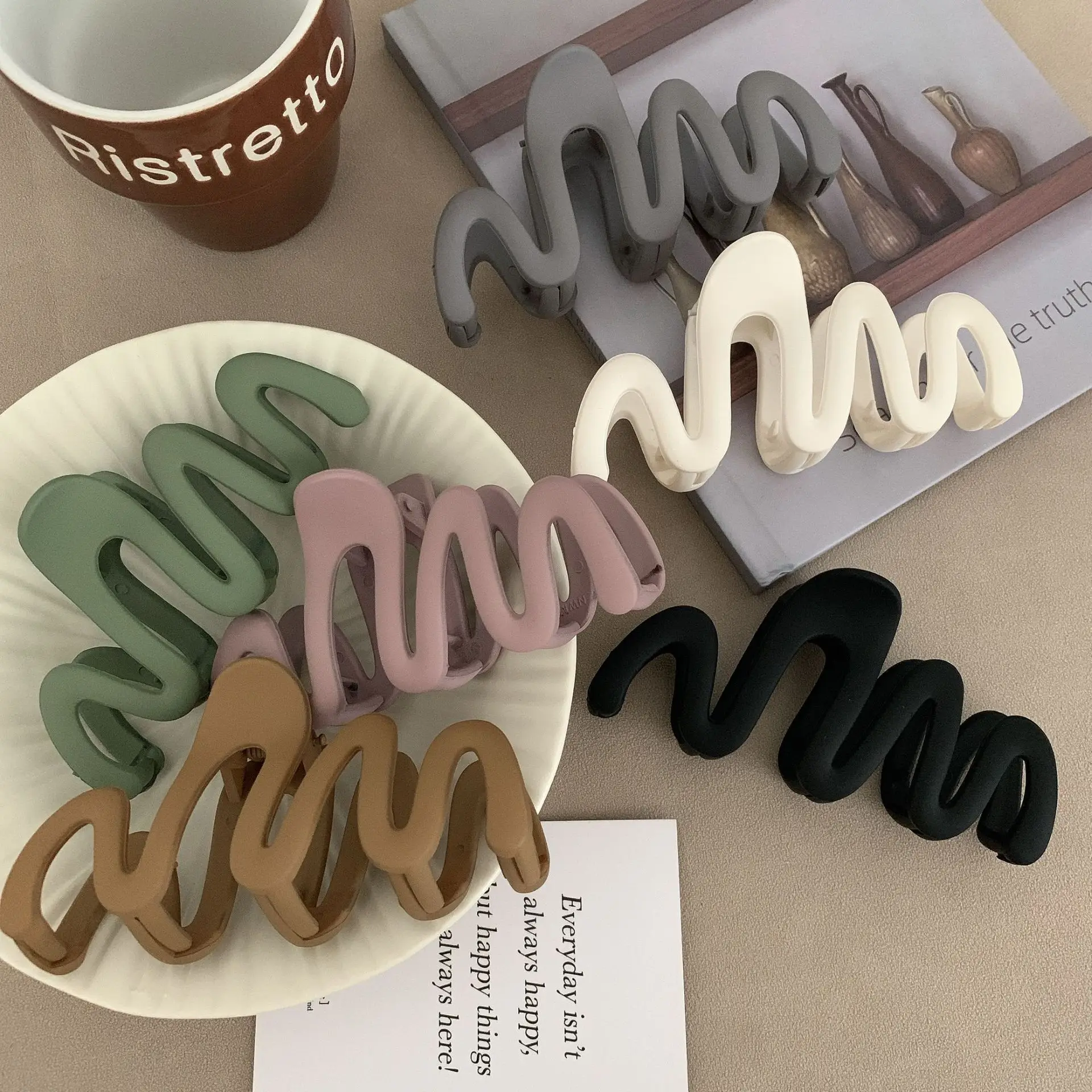 Wavy Elegant Resin Hair Claw Clamps Claw Clips Wholesales Hair Accessories Plastic Matte Large Claw Clips for Thick Hair 2023