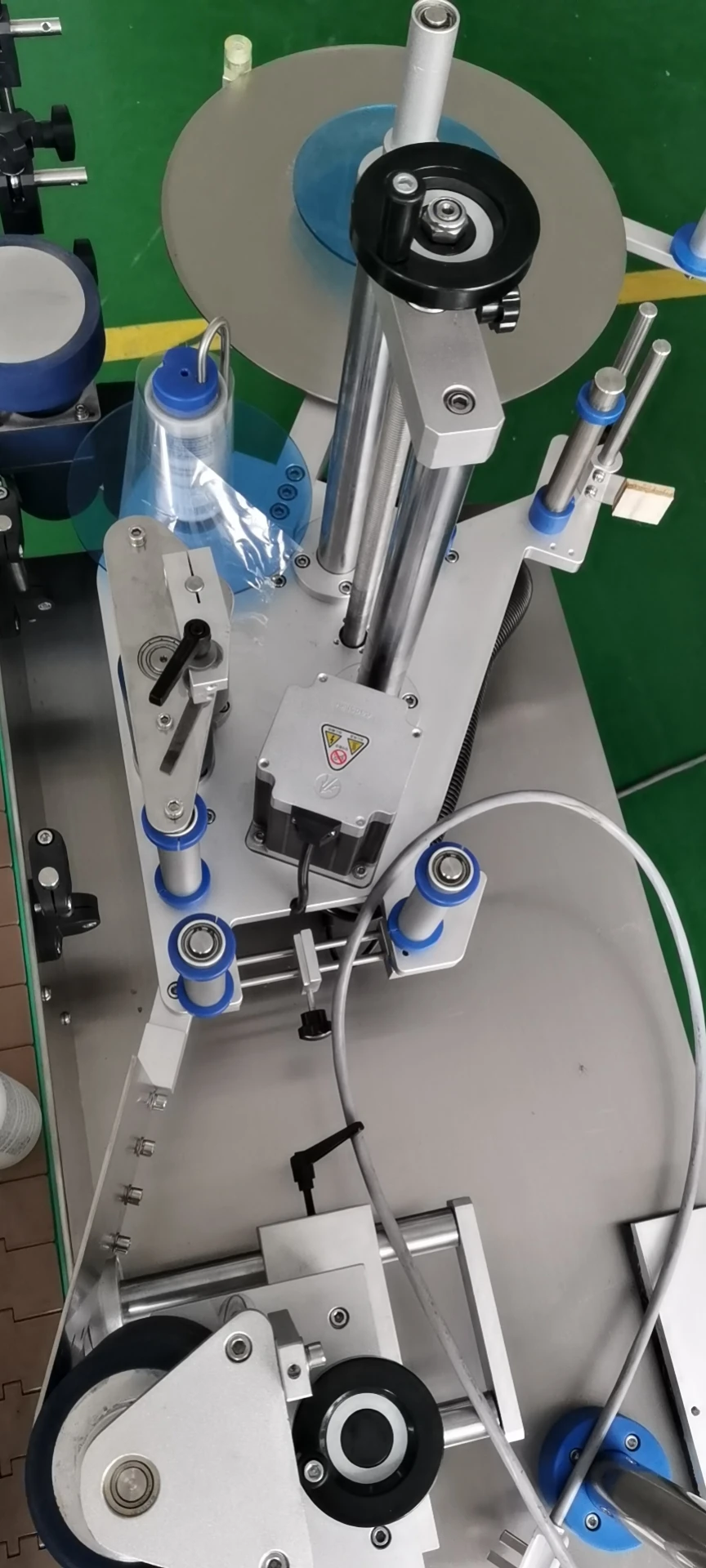 Hot selling adhesive labeling machines 5 gallon round bottle automatic stick labeler with low price