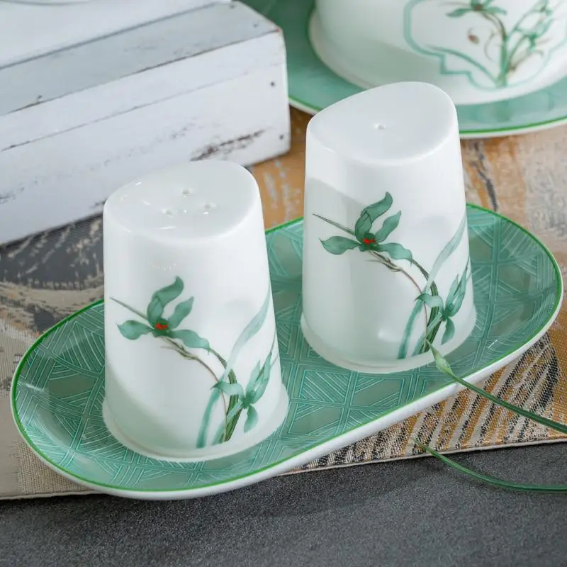 Керамические обеденные тарелки из фарфора