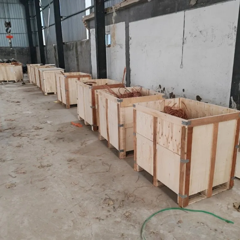 Инспектор выбирает образец на заводе для тестирования продукта