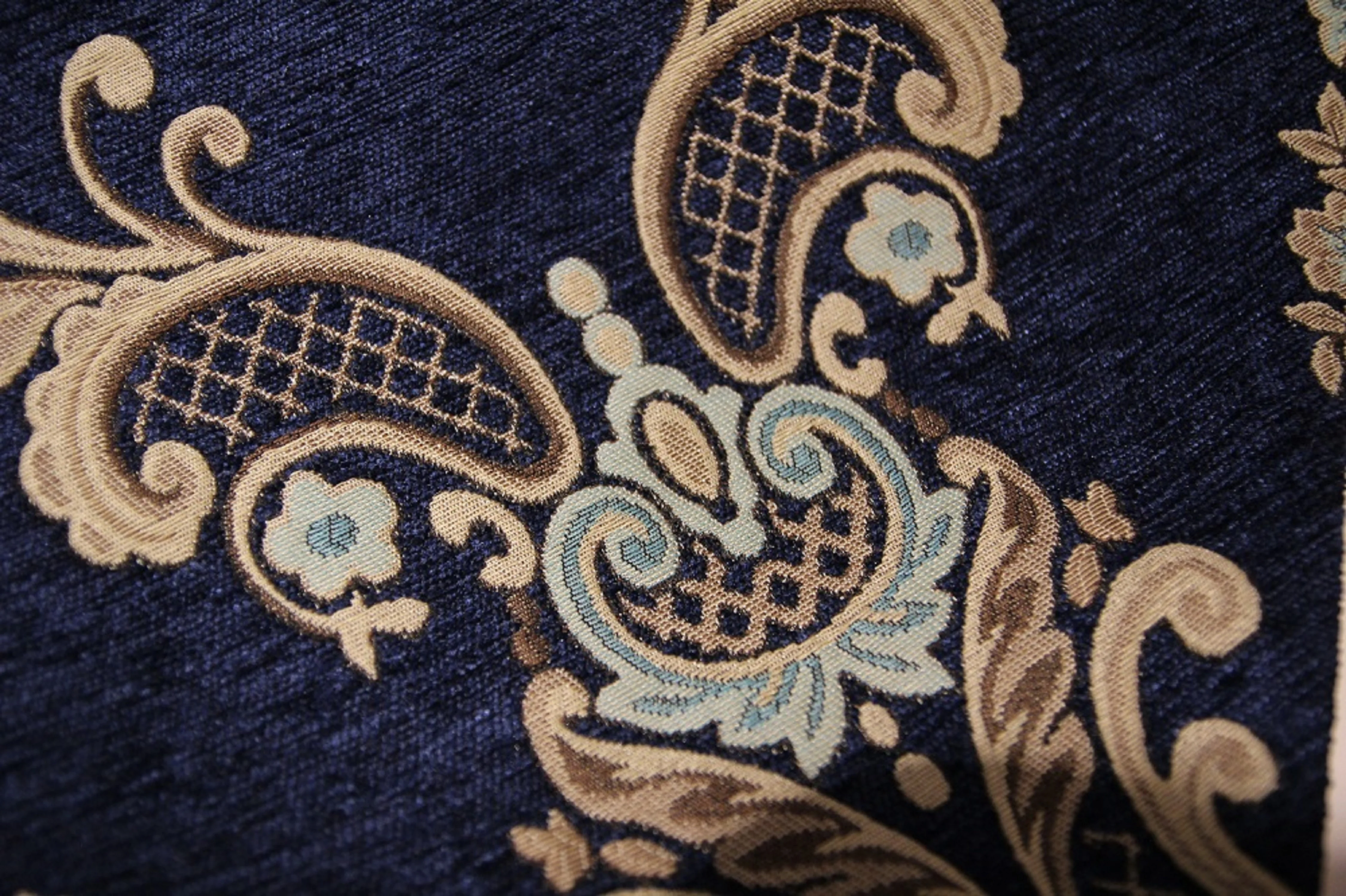 Wholesale European-style luxury yarn-dyed cloth Christmas decorative table runner for home hotel