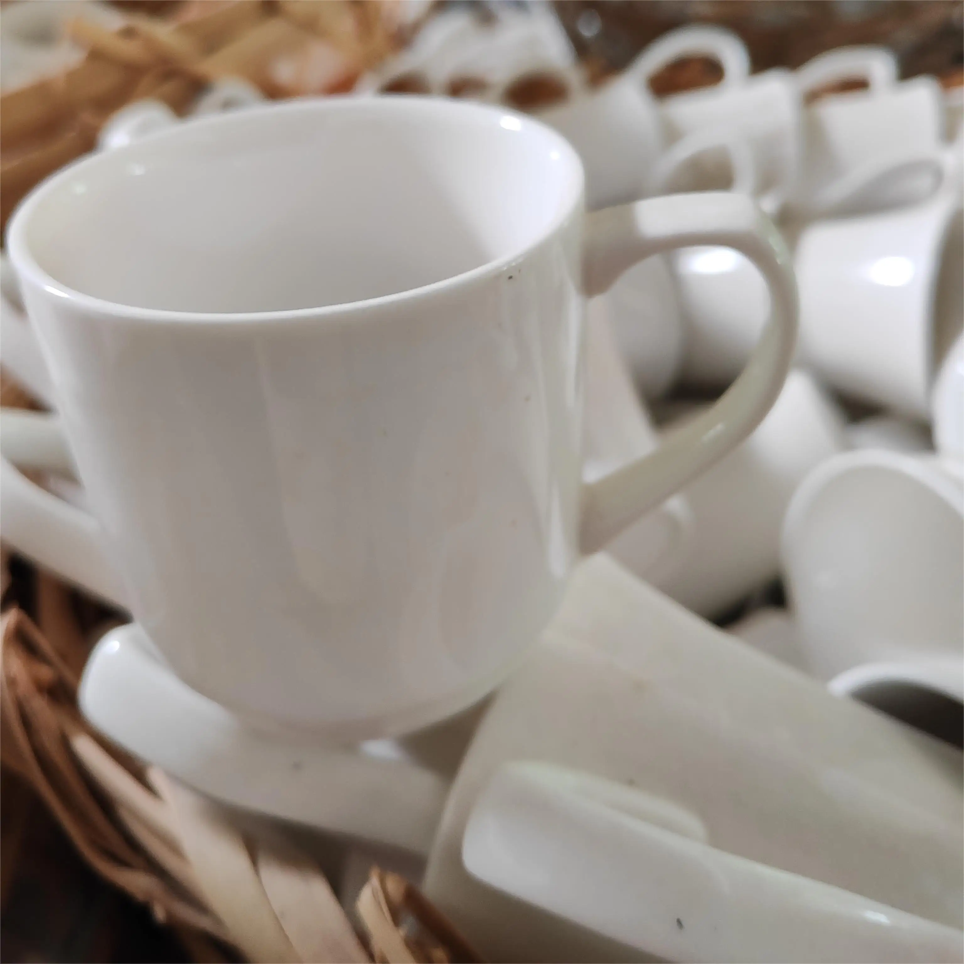 2024 Cheaper White ceramic mugs stock mixed size tea cups set tableware sale by weight ton Chaozhou stock factory