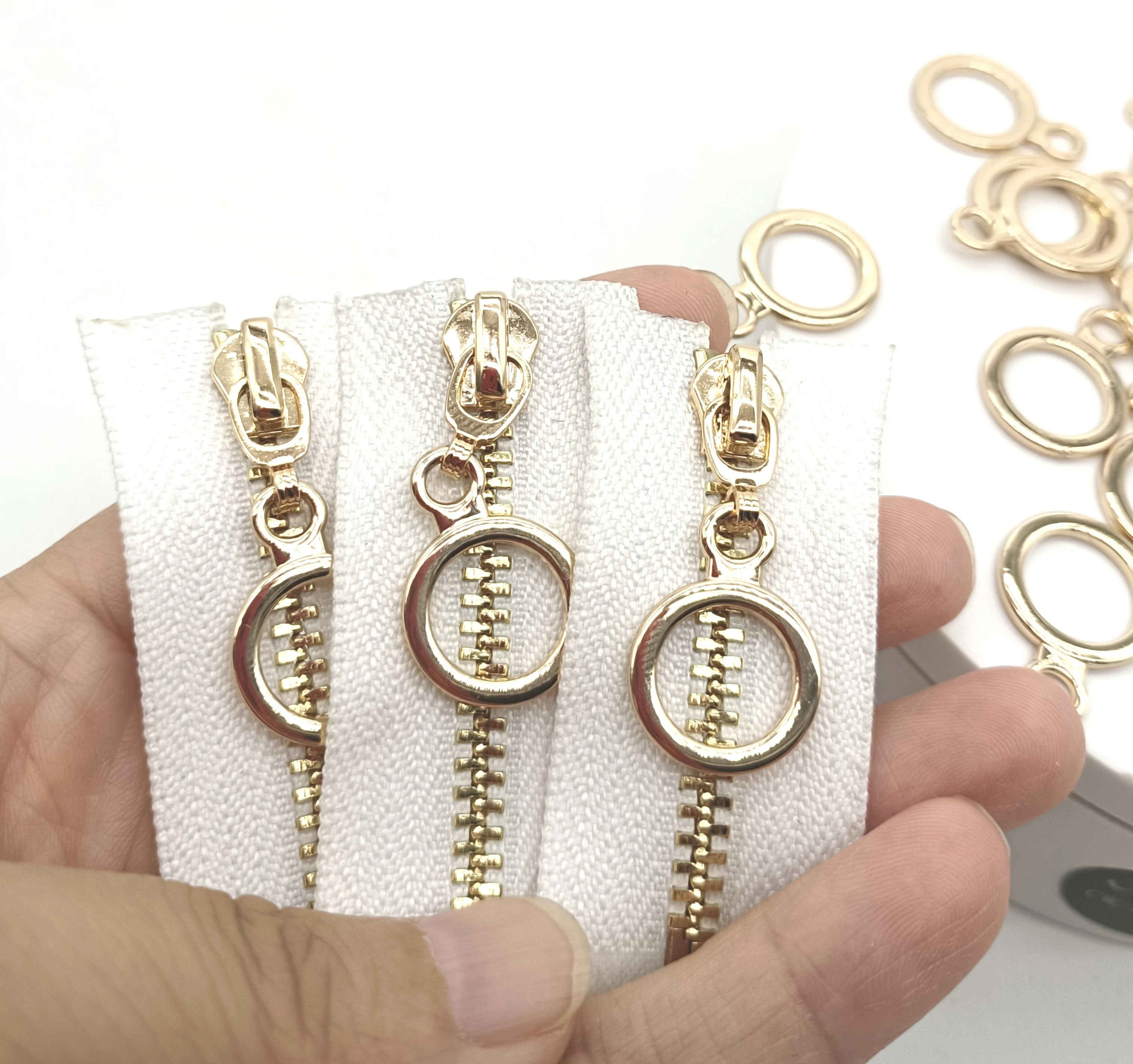 2022 New Popular Metal Zipper Pull High Quality Hot Sale Zipper For Hoodie/Jeans/Jacket/Handbag Clothing Zipper(White).