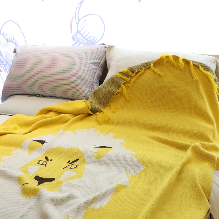 Custom yellow cartoon pure cotton lion pattern children monthly milestone soft knitted blanket for winter
