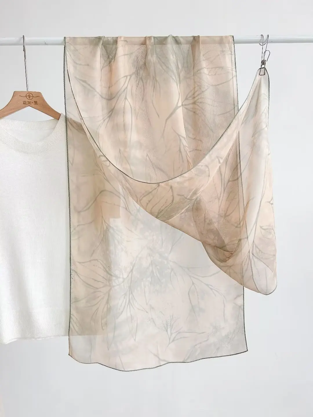 Factory gambiered Guangdong gauze machine rolled 55*175cm fashionable100% silk Printed Design Silk Scarf Gift